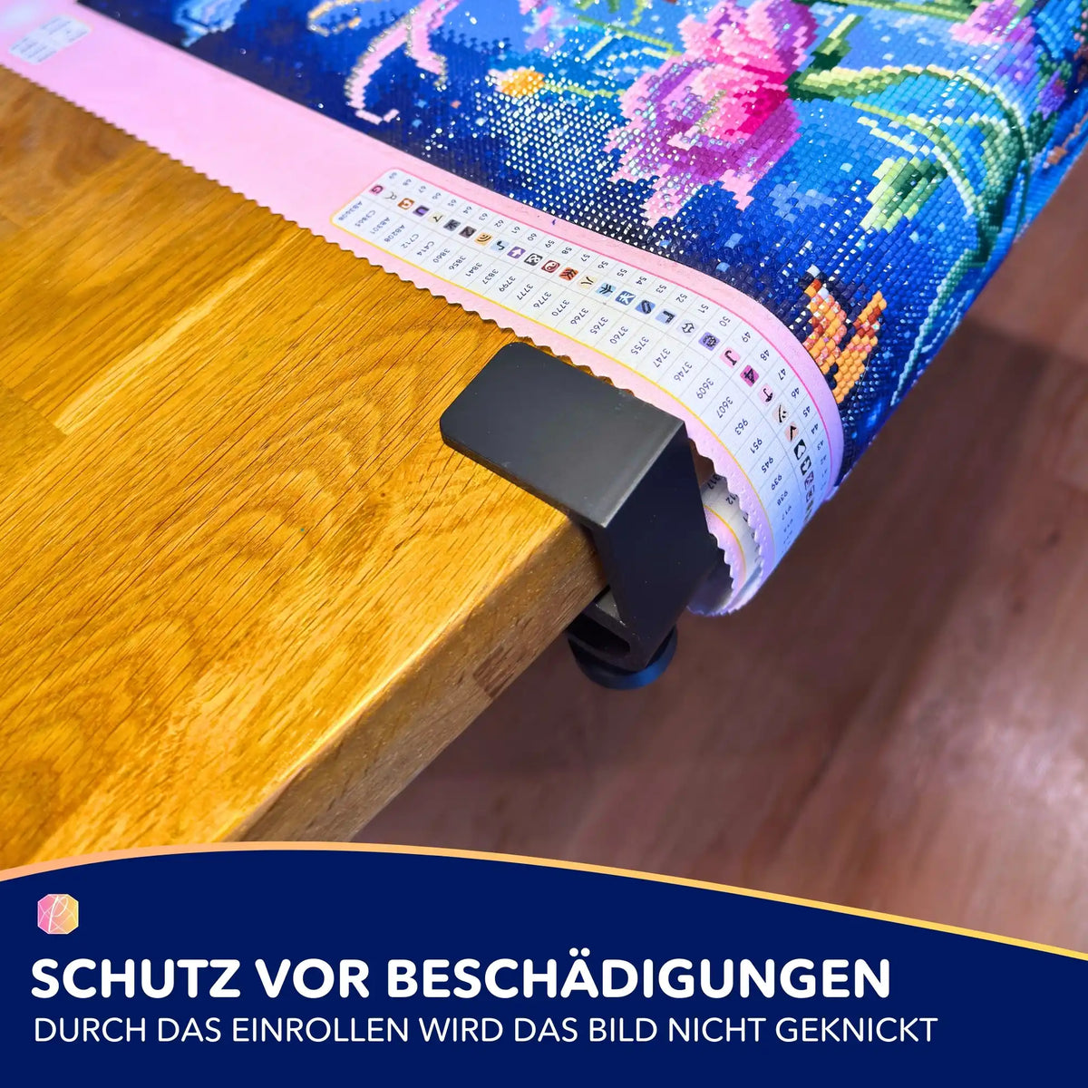 Schwarze Tischklemme fixiert aufgerollte Diamond Painting Leinwand am Holztisch für sauberes Arbeiten ohne Knicke
