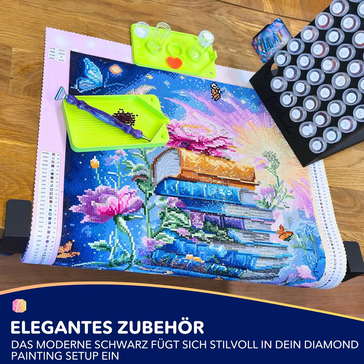 Schwarze Tischklemme für Diamond Painting zum Fixieren der Leinwand, inklusive Zubehör wie Stift und Sortierbox auf dem Tisch.
