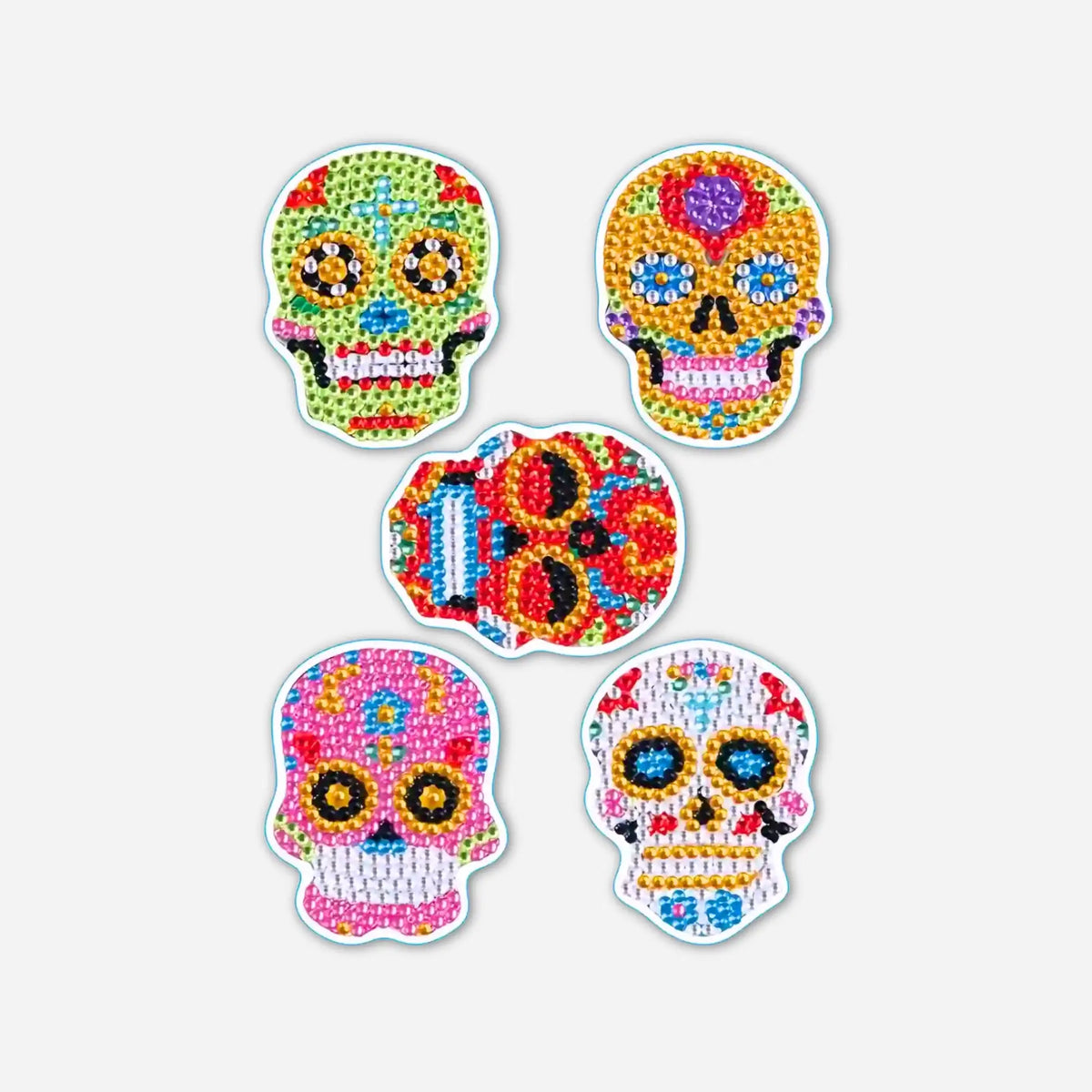 Bunte Diamond Painting Totenkopf-Sticker mit glitzernden Steinchen für kreative DIY-Dekorationen.