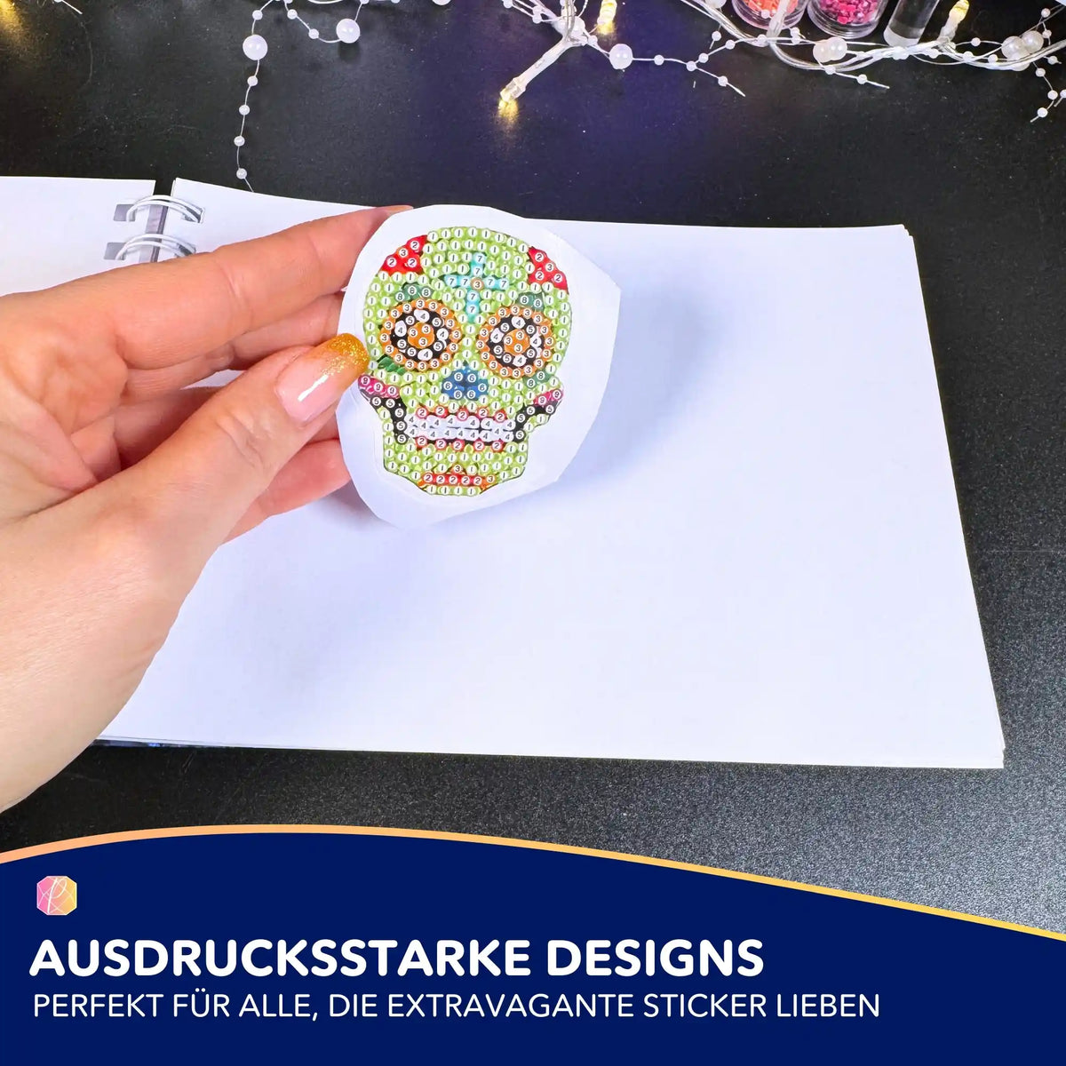 Bunter Diamond Painting Sticker als Totenkopf-Motiv für DIY-Bastelprojekte auf einem Notizblock