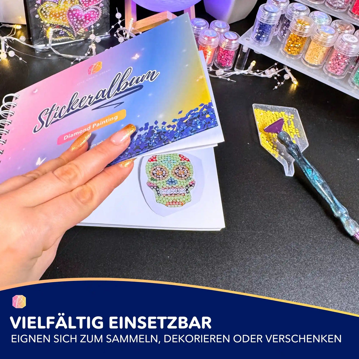 Diamond Painting Sticker Album mit buntem Totenkopf-Motiv, Glitzersteinen und dem passenden Set zum Basteln.