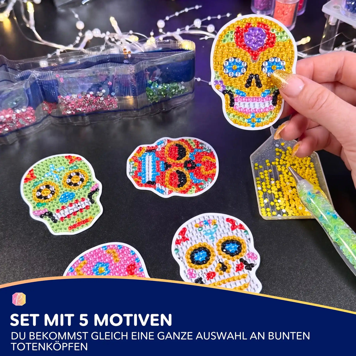 Bunte Diamond Painting Sticker im Totenkopf Design, handgefertigt mit glitzernden Diamanten als DIY Bastelset für Kinder.
