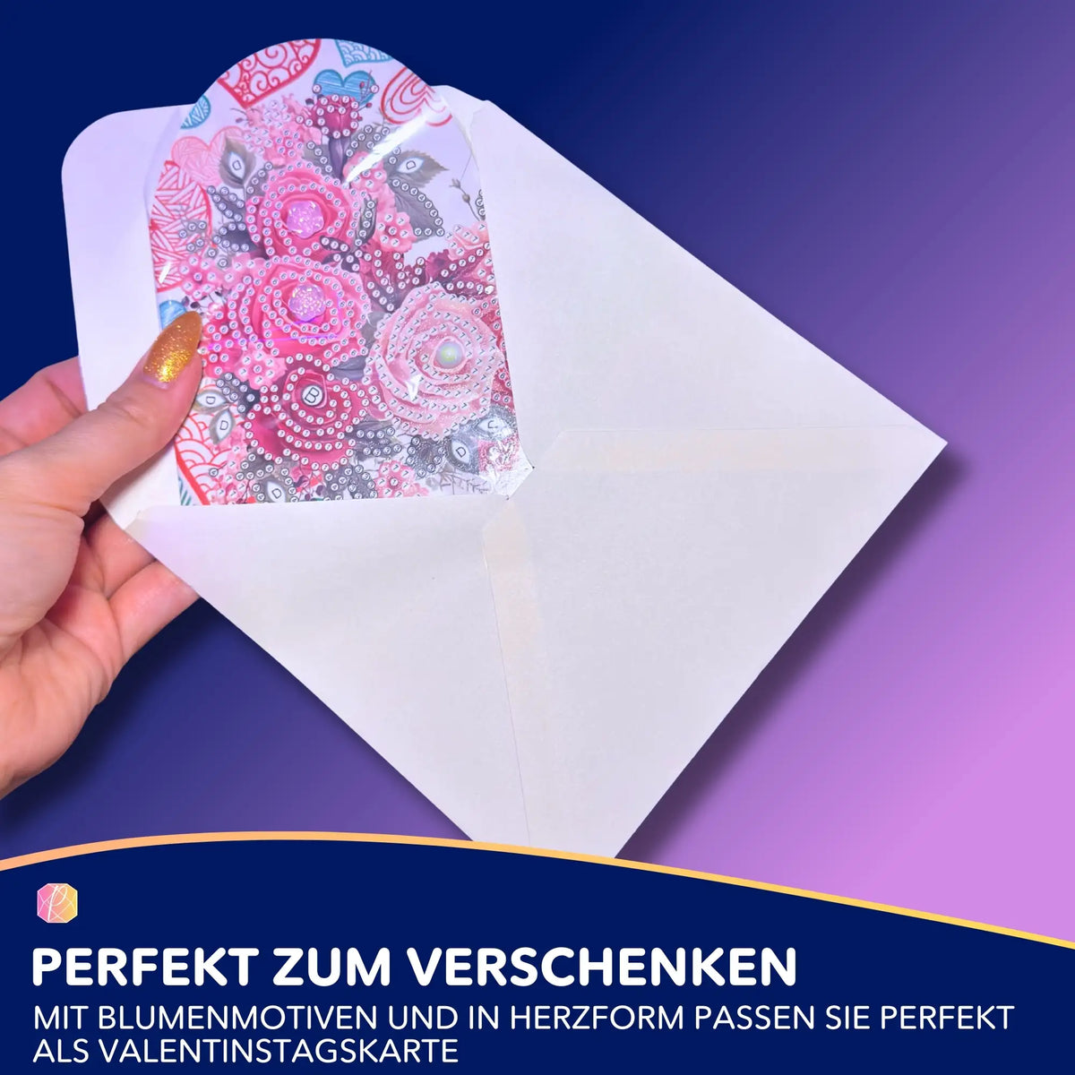 Diamond Painting Geschenkkarte in Herzform mit Blumenmotiv, teilweise mit glitzernden Diamanten besetzt im Briefumschlag.