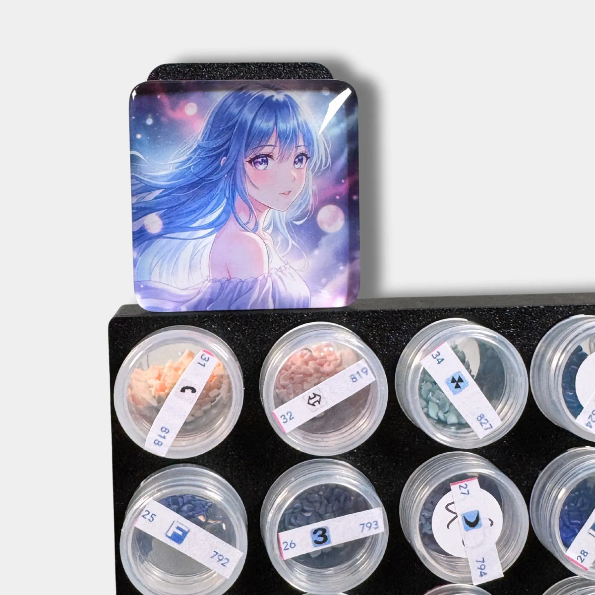 3D-gedruckte Halterung für Diamond Painting Coverminder in einer Döschenwand mit sortierten Steinchen