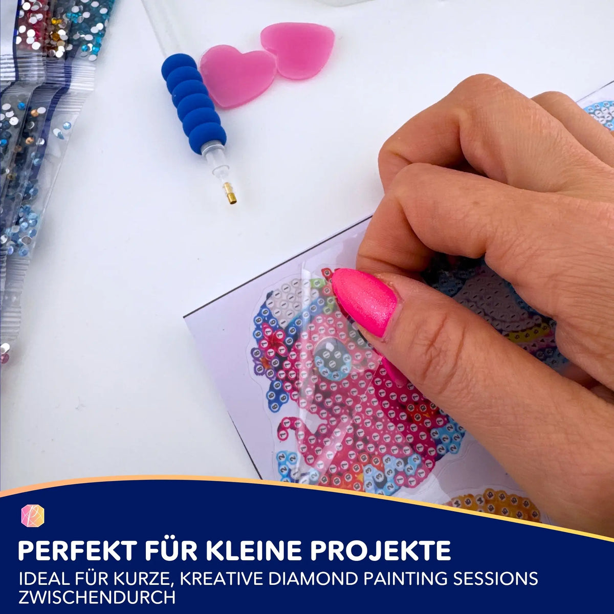 Diamond Painting Sticker Set mit kleinen Surfer Motiven: Hand beim Abziehen des Aufklebers mit Glitzersteinen und Stift.