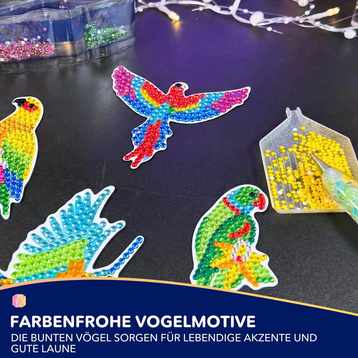 Diamond Painting Sticker Set mit bunten Vögeln, glitzernden Steinchen und Werkzeug auf schwarzem Untergrund