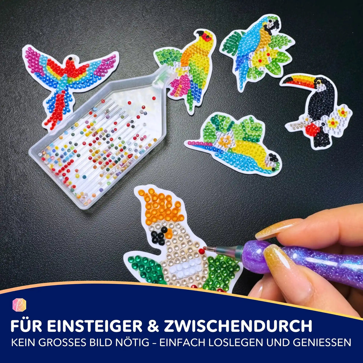 Diamond Painting Sticker Set mit bunten Vögeln, funkelnden Steinen und einem Diamond Painting Stift beim Basteln.