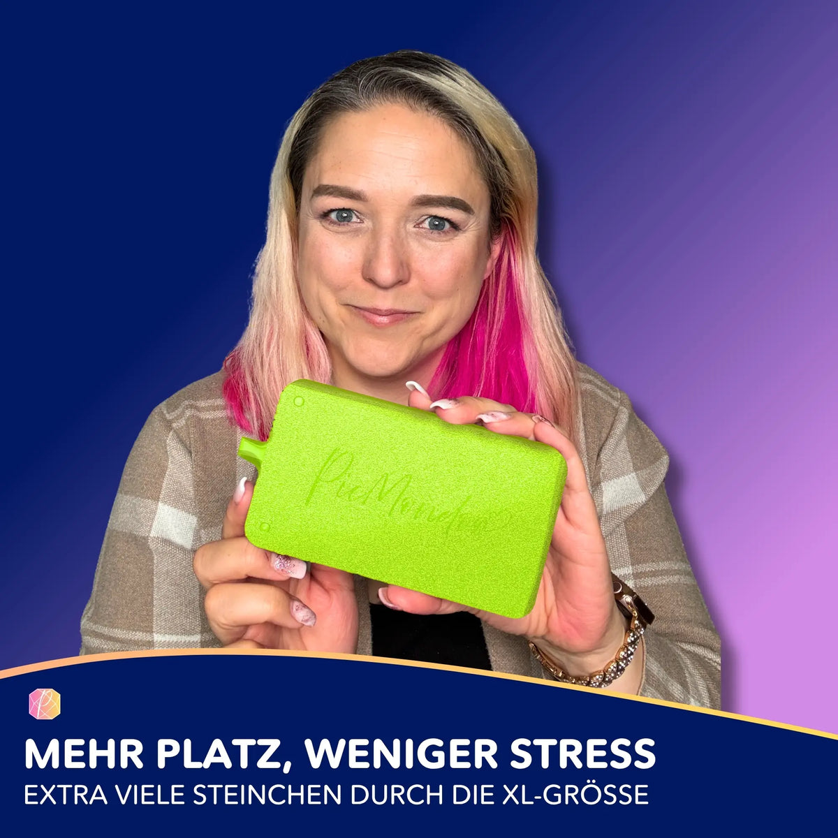 Frau präsentiert grünes XL Diamond Painting Schiffchen für einfaches Sortieren der Steinchen beim Diamanten Painting