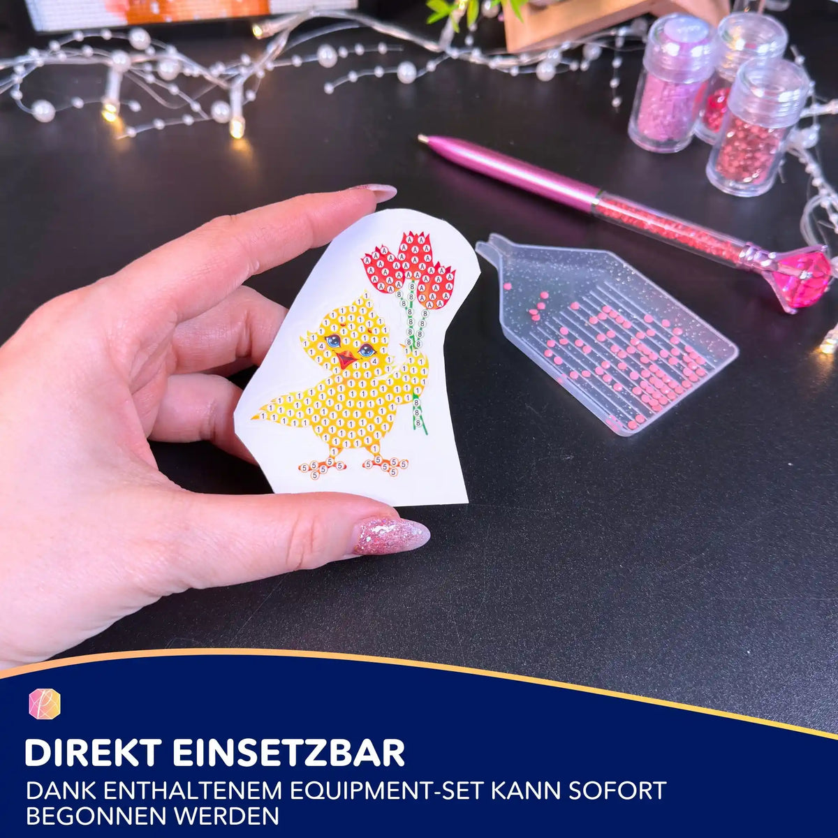 Diamond Painting Oster-Sticker mit Küken-Motiv, Zubehör und pinkem Glitzer-Stift für DIY-Bastelspaß zu Ostern.