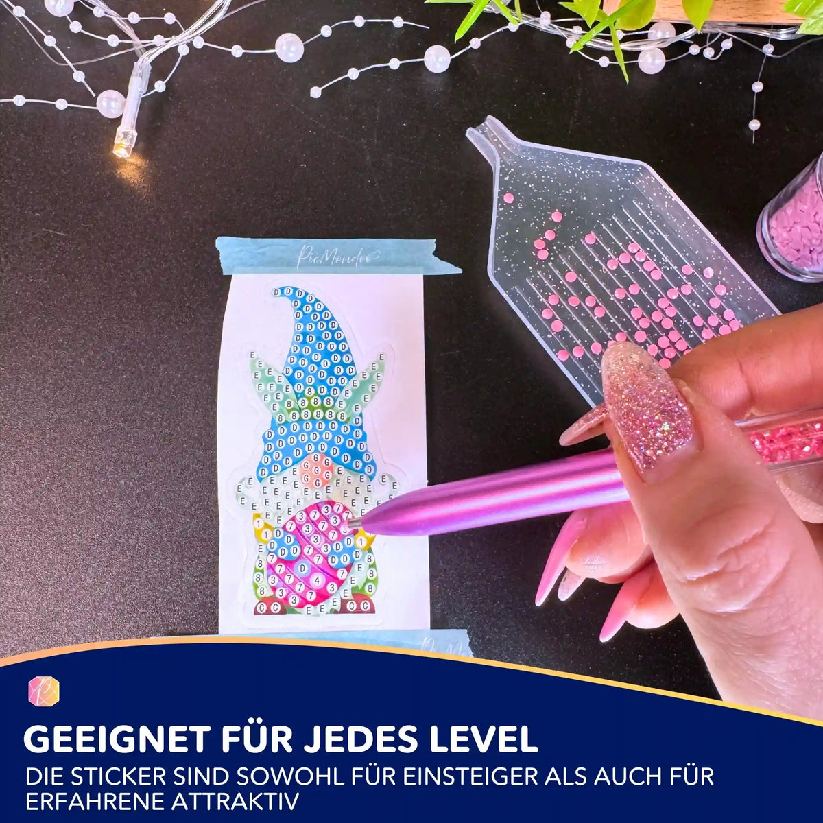 Diamond Painting Sticker mit Oster-Wichtel Motiv, gestaltet mit glitzernden Steinchen und Zubehör für DIY Bastelspaß.