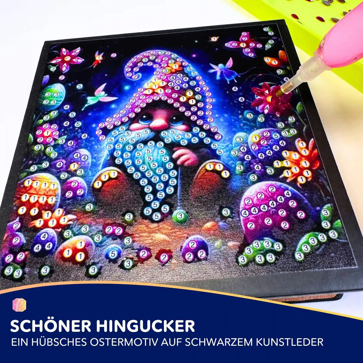 Diamond Painting Notizzettel mit buntem Osterzwerg Motiv auf schwarzem Untergrund während der Bearbeitung