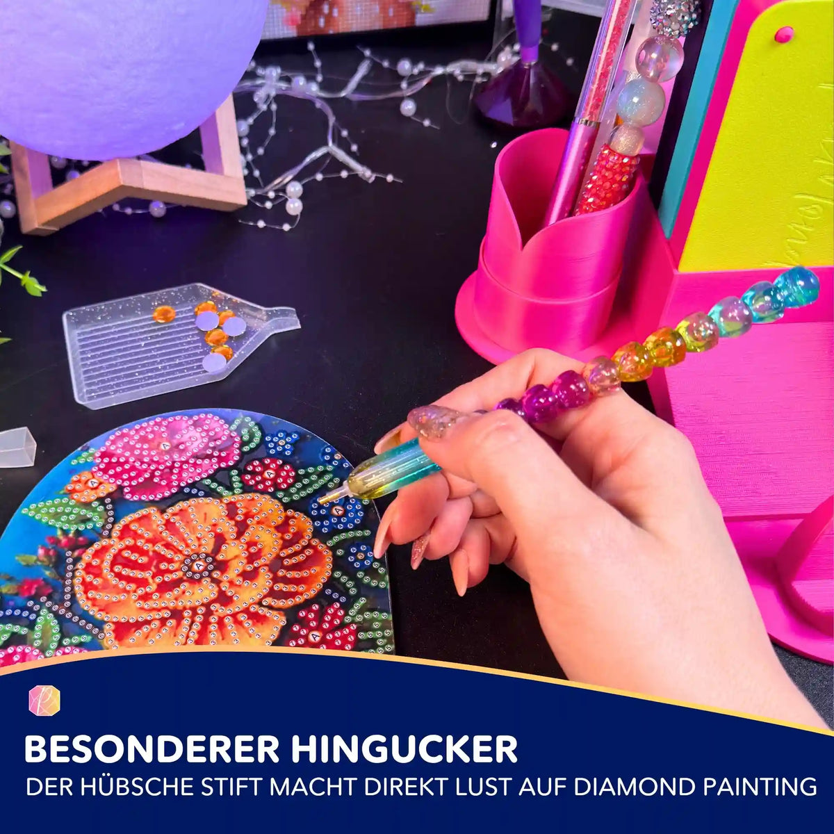 Bunter Diamond Painting Stift mit Herz-Perlen bei der Arbeit an einem Diamond Painting Set mit Blumenmotiv