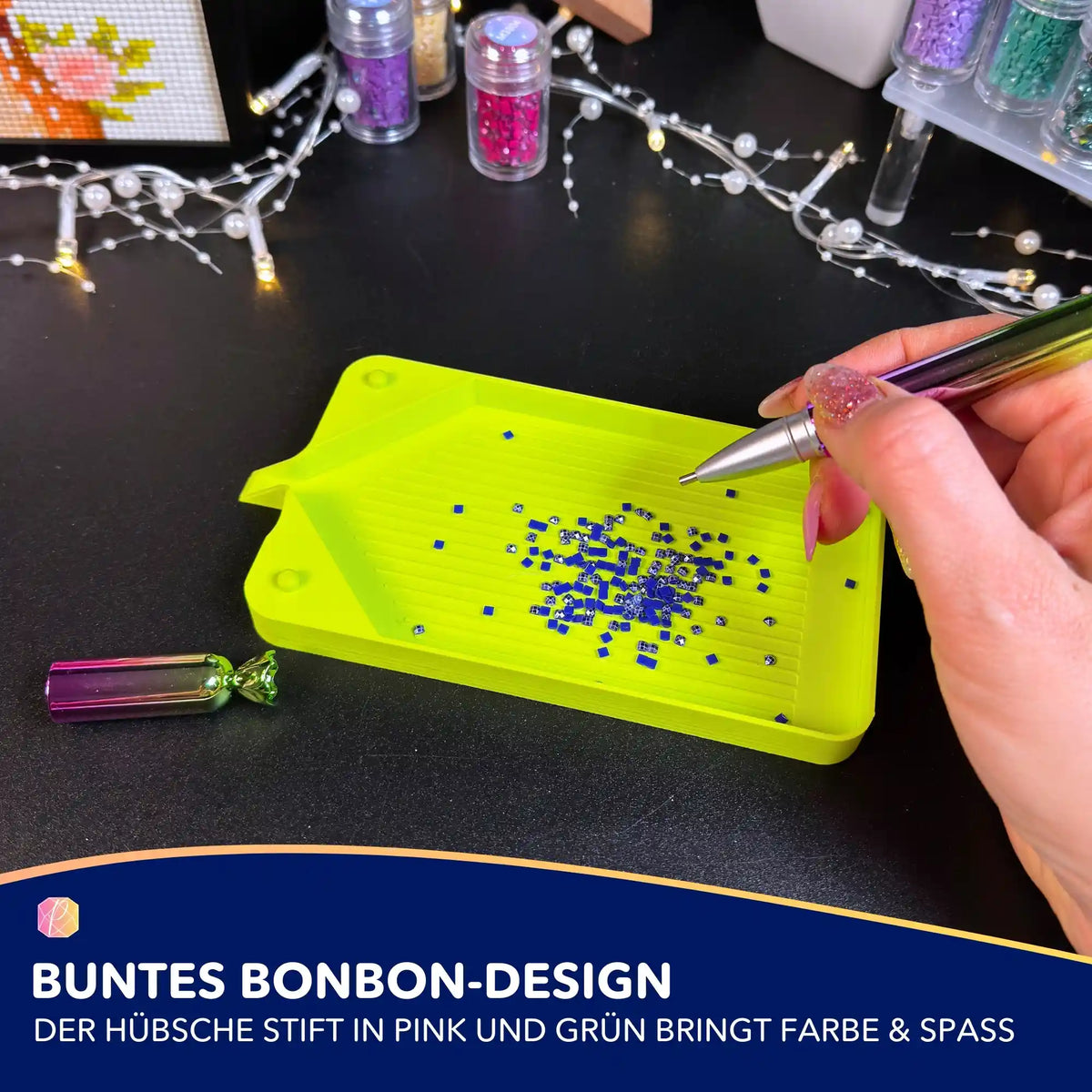 Diamond Painting Stift im Bonbon-Design mit grüner Ablageschale und blauen Steinchen für kreative DIY-Bastelprojekte