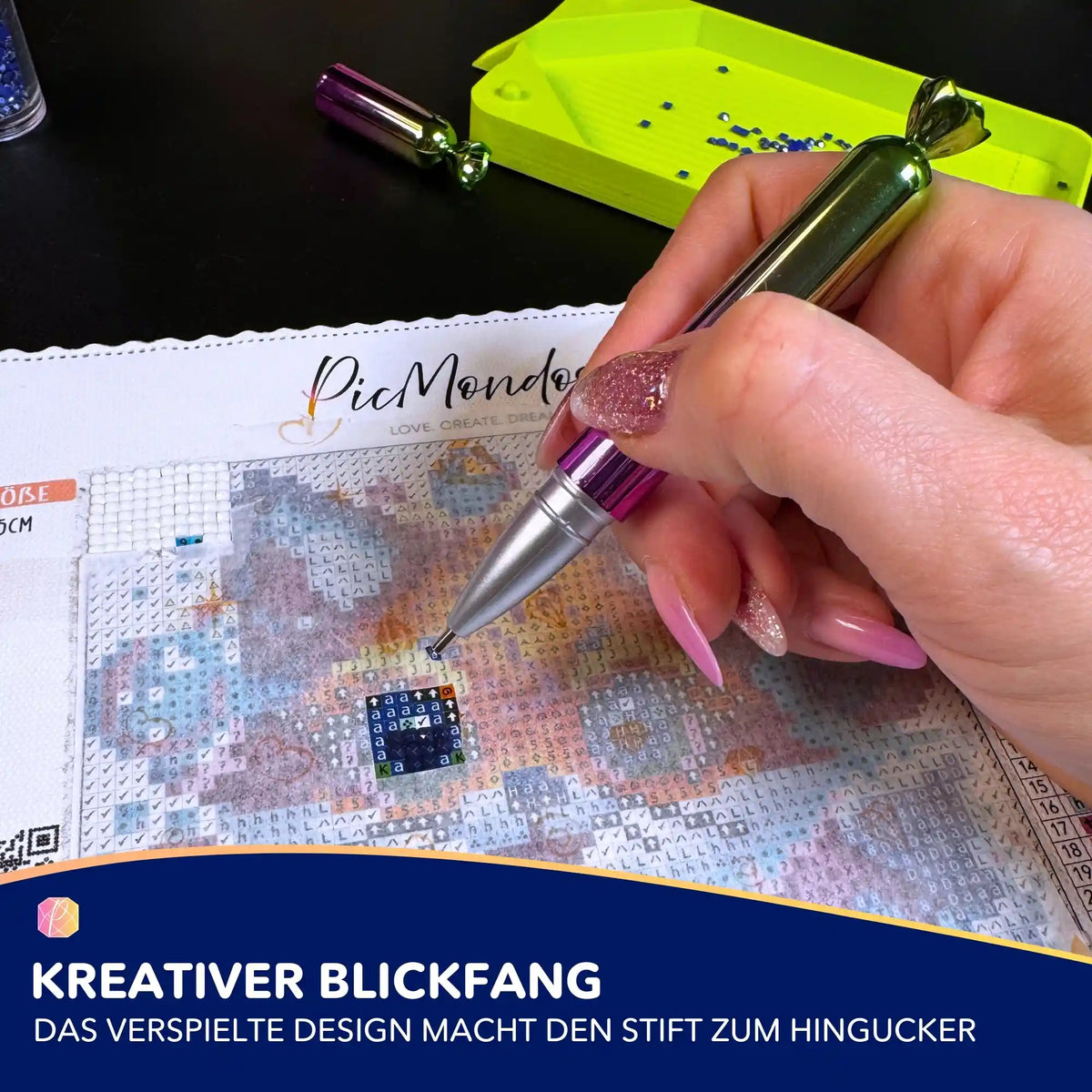 Bunter Diamond Painting Stift im Bonbon-Design beim Setzen von Diamanten auf einer Leinwand, praktisches Diamond Painting Zubehör