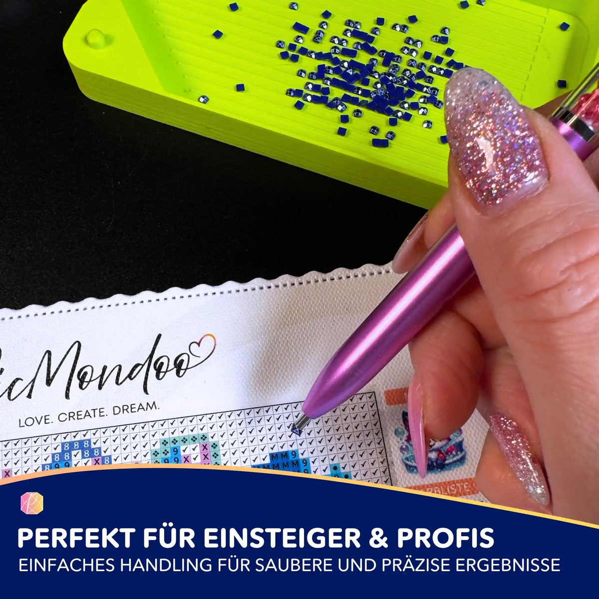 Lila Diamond Painting Stift mit glänzendem Design beim Setzen von blauen Diamanten auf eine bedruckte Leinwand.