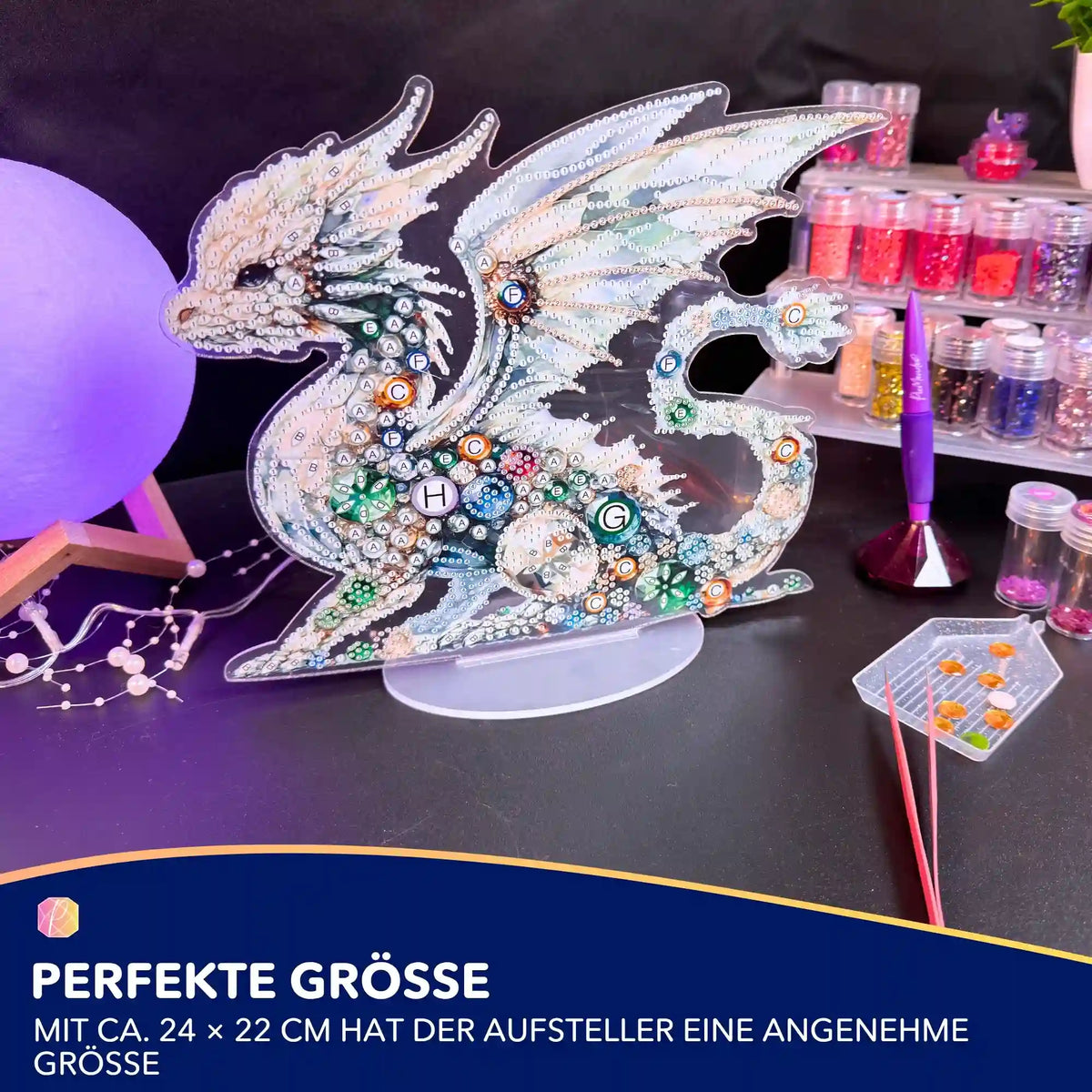 Diamond Painting Aufsteller Weißer Drache mit bunten Glitzersteinen und Bastelzubehör auf dem Arbeitstisch