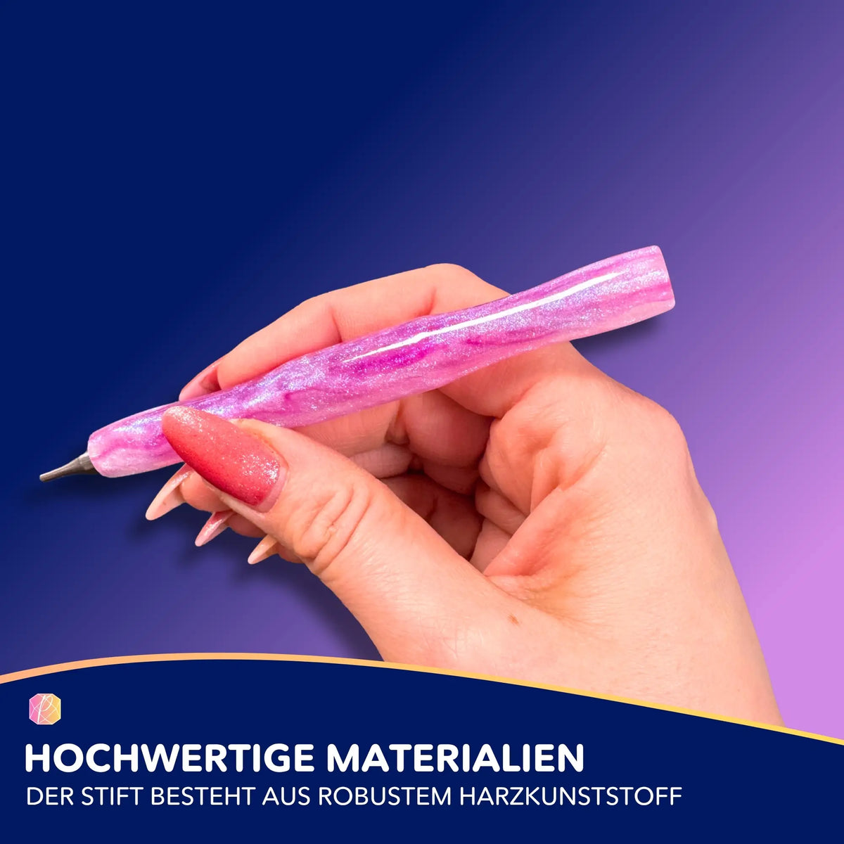 Hand hält einen pinken Glitzer Diamond Painting Stift aus robustem Harz für präzises Diamond Painting Zubehör