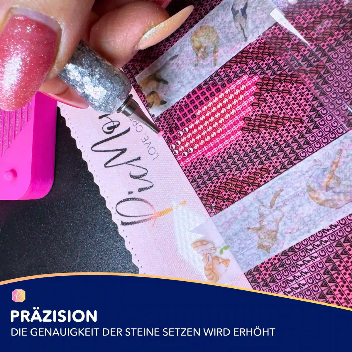 Glitzernder Diamond Painting Stift beim Setzen von Steinen auf eine bedruckte Leinwand mit Symbolen.