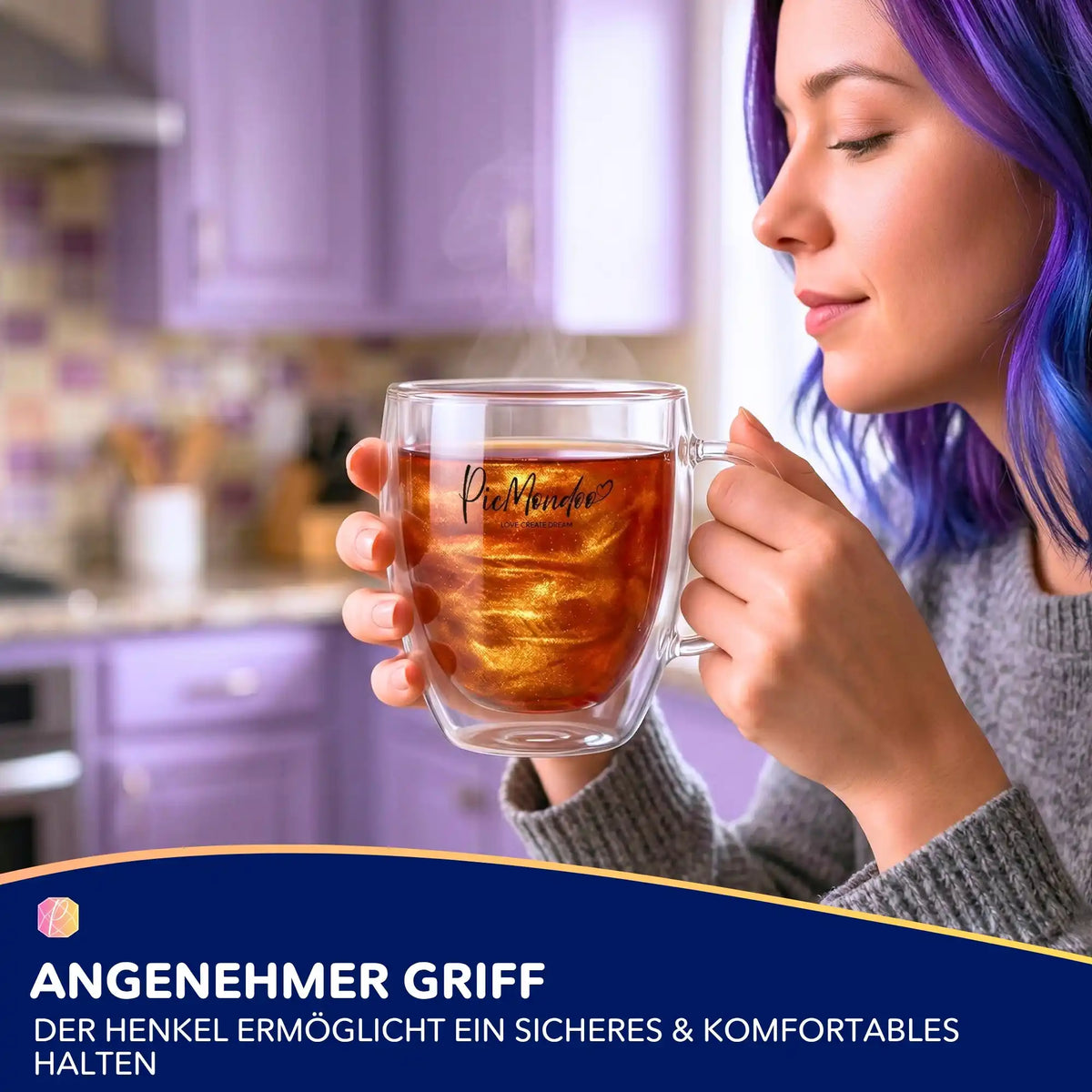 Frau hält Picmondoo Teeglas mit goldenem Glitzer-Tee, passendes Accessoire zum Entspannen bei Diamond Painting und Basteln.