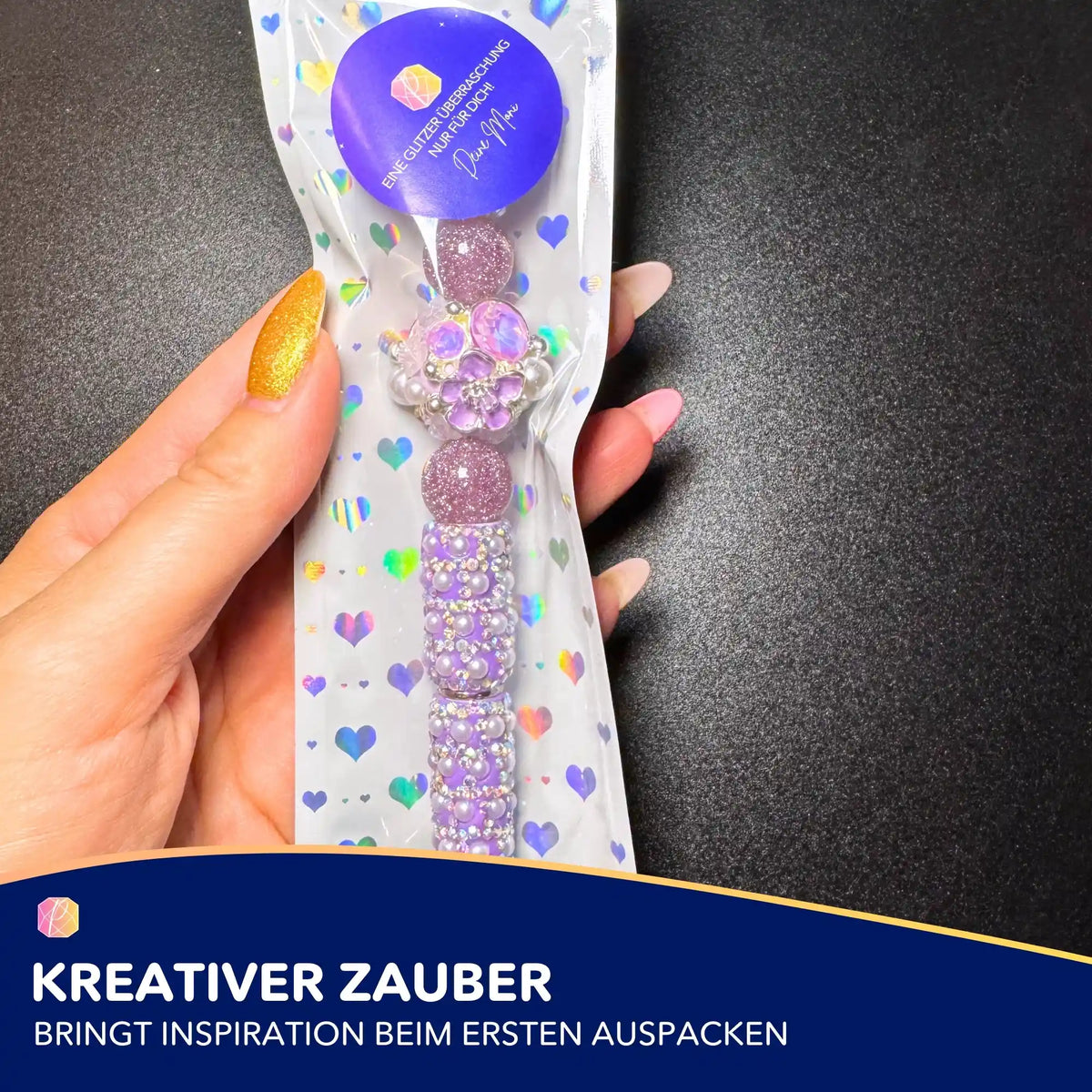 Handgefertigter Diamond Painting Stift von Moni in Lila mit Glitzer und Perlen in dekorativer Herz-Verpackung
