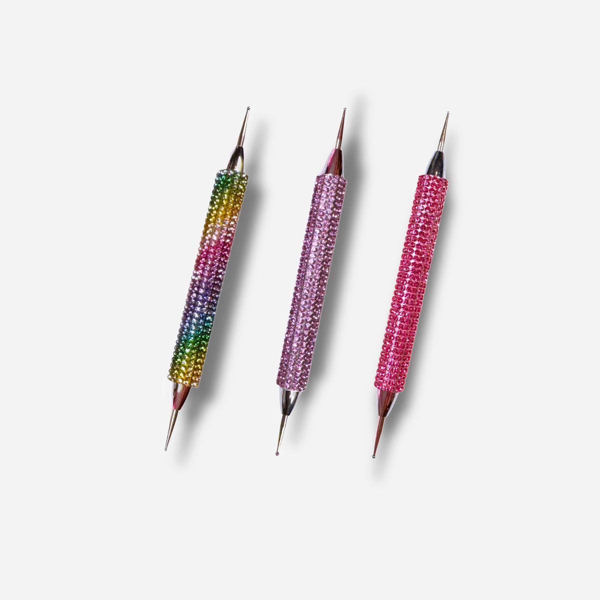 Drei glitzernde Diamond Painting Stifte als Werkzeug zum Entfernen von Wachs und Putty aus den Stiftspitzen.