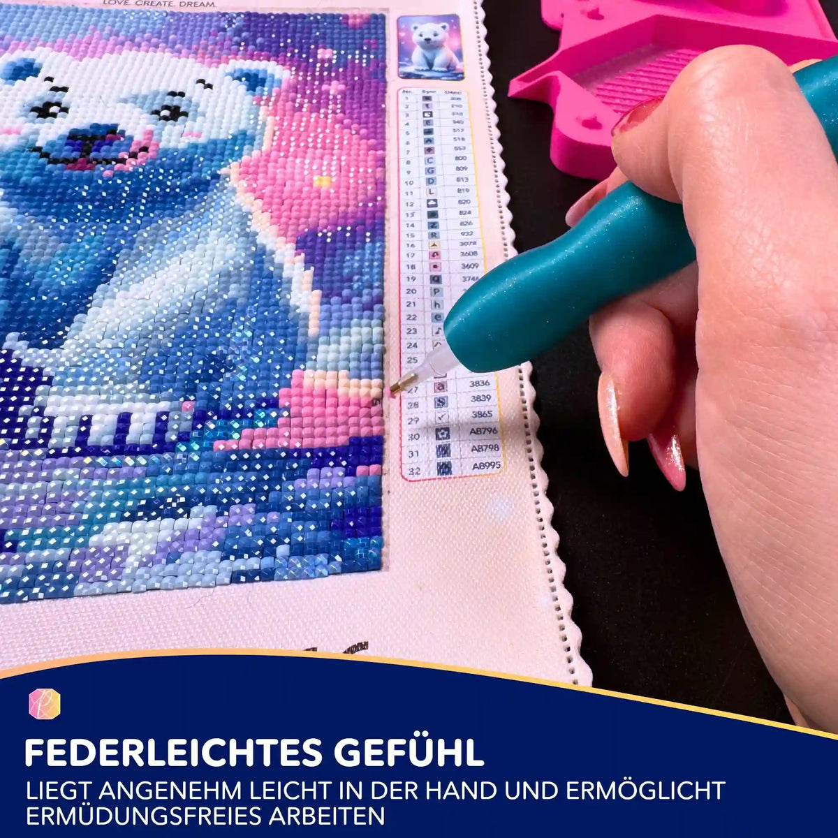 Türkiser Diamond Painting Stift im 3D Bubble Design beim Setzen von glitzernden Steinen auf ein Leinwand-Motiv