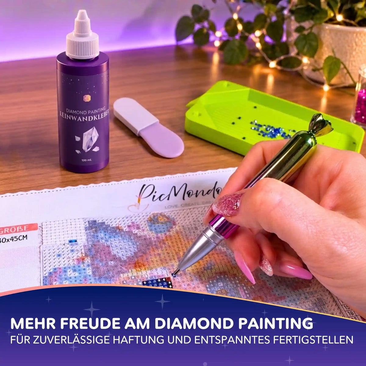 Diamond Painting Leinwand Kleber neben Zubehör und Hand beim Setzen glitzernder Steine auf Leinwand