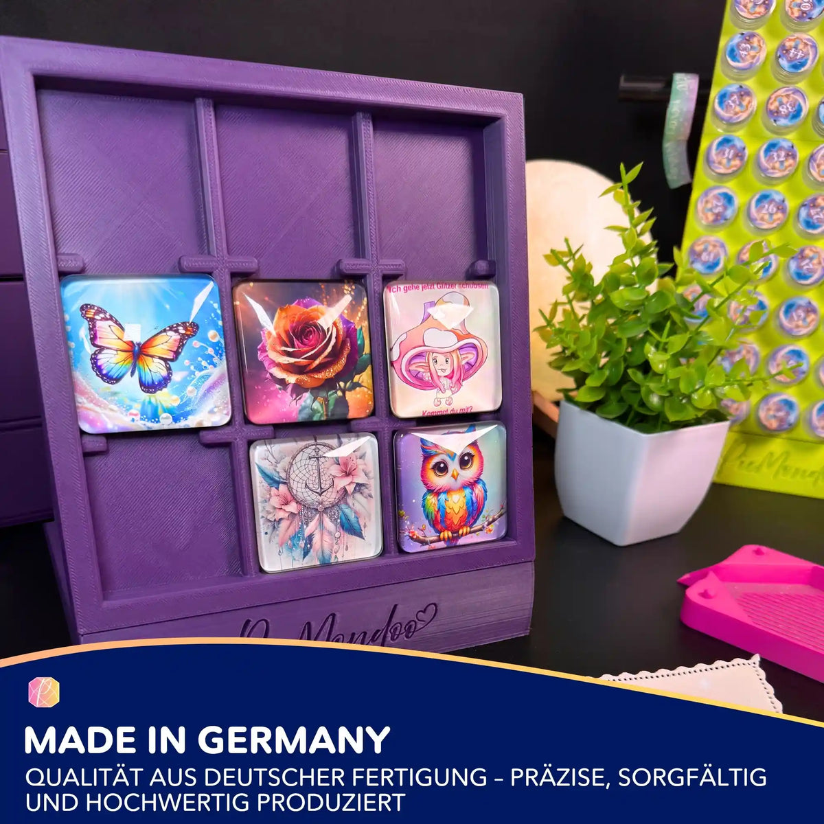 Lila 3D Coverminder Brett zur Aufbewahrung von quadratischen Diamond Painting Magneten auf einem Basteltisch.