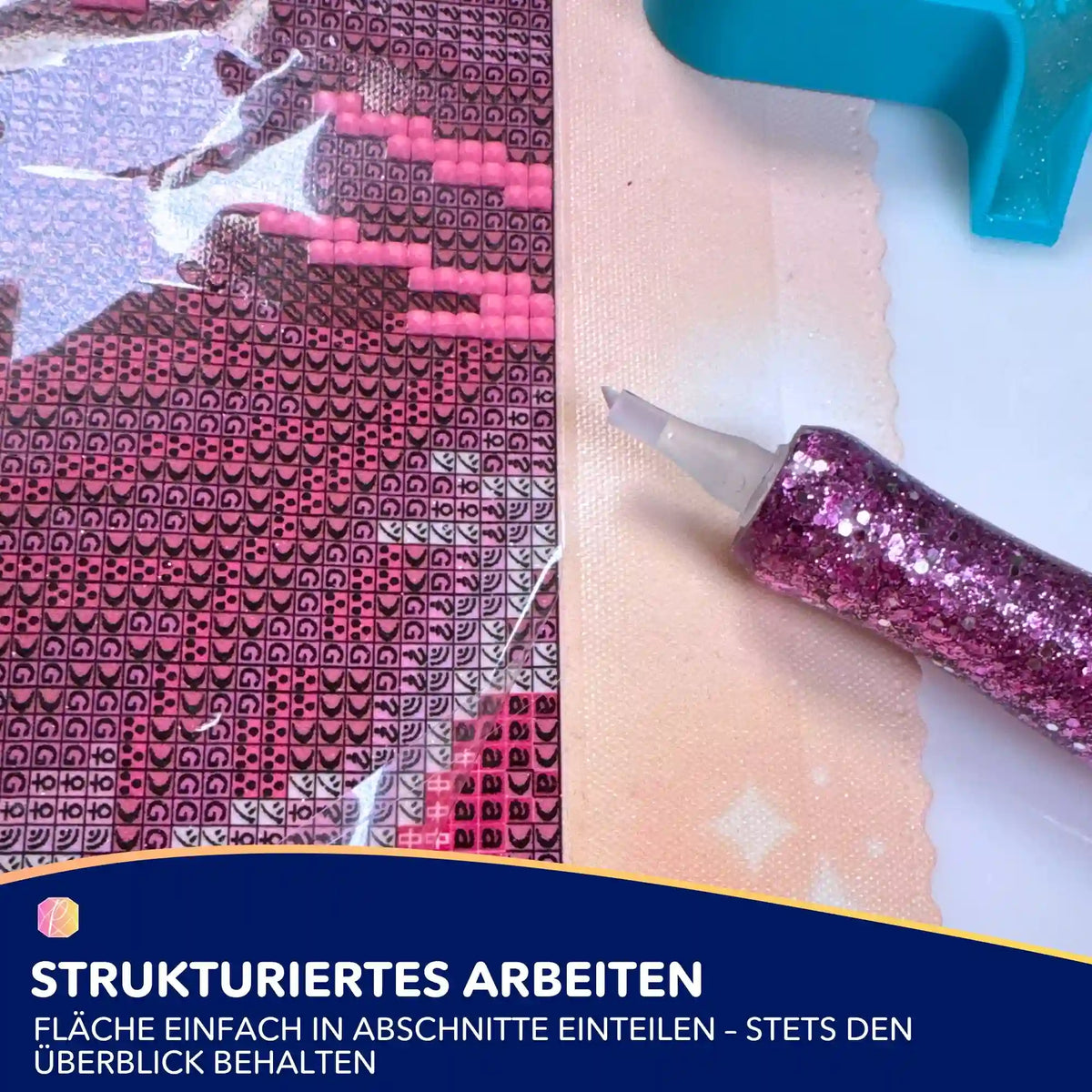 Diamond Painting Stift mit Cutter Aufsatz zum präzisen Schneiden der Schutzfolie auf einer Leinwand mit Steinchen.