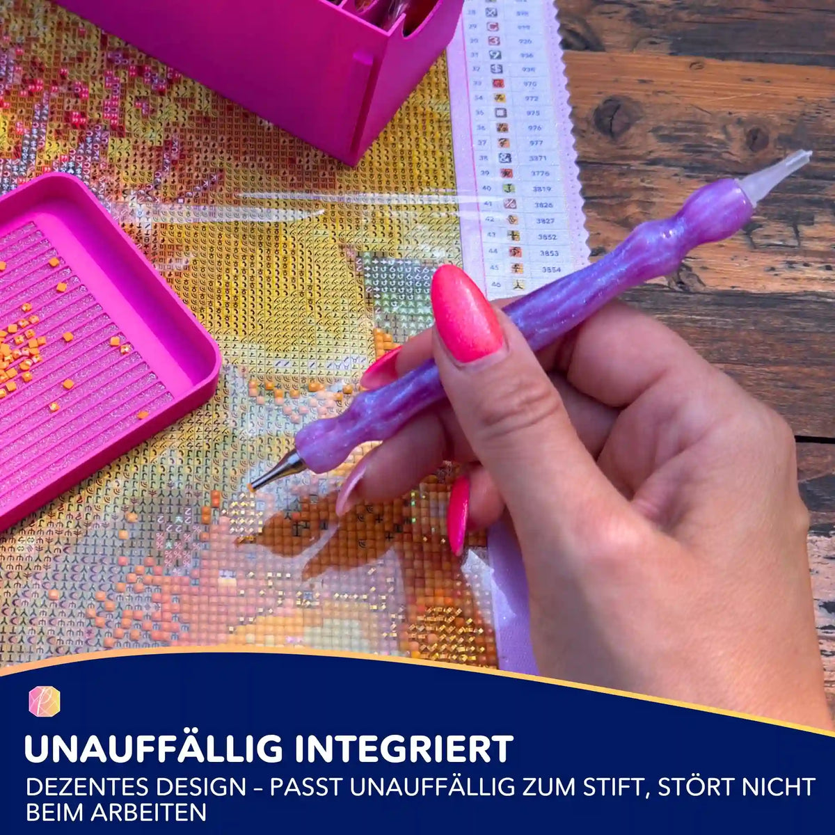 Diamond Painting Stift mit Cutter Aufsatz zum Schneiden der Schutzfolie auf einer Leinwand mit bunter Steinchen-Ablage