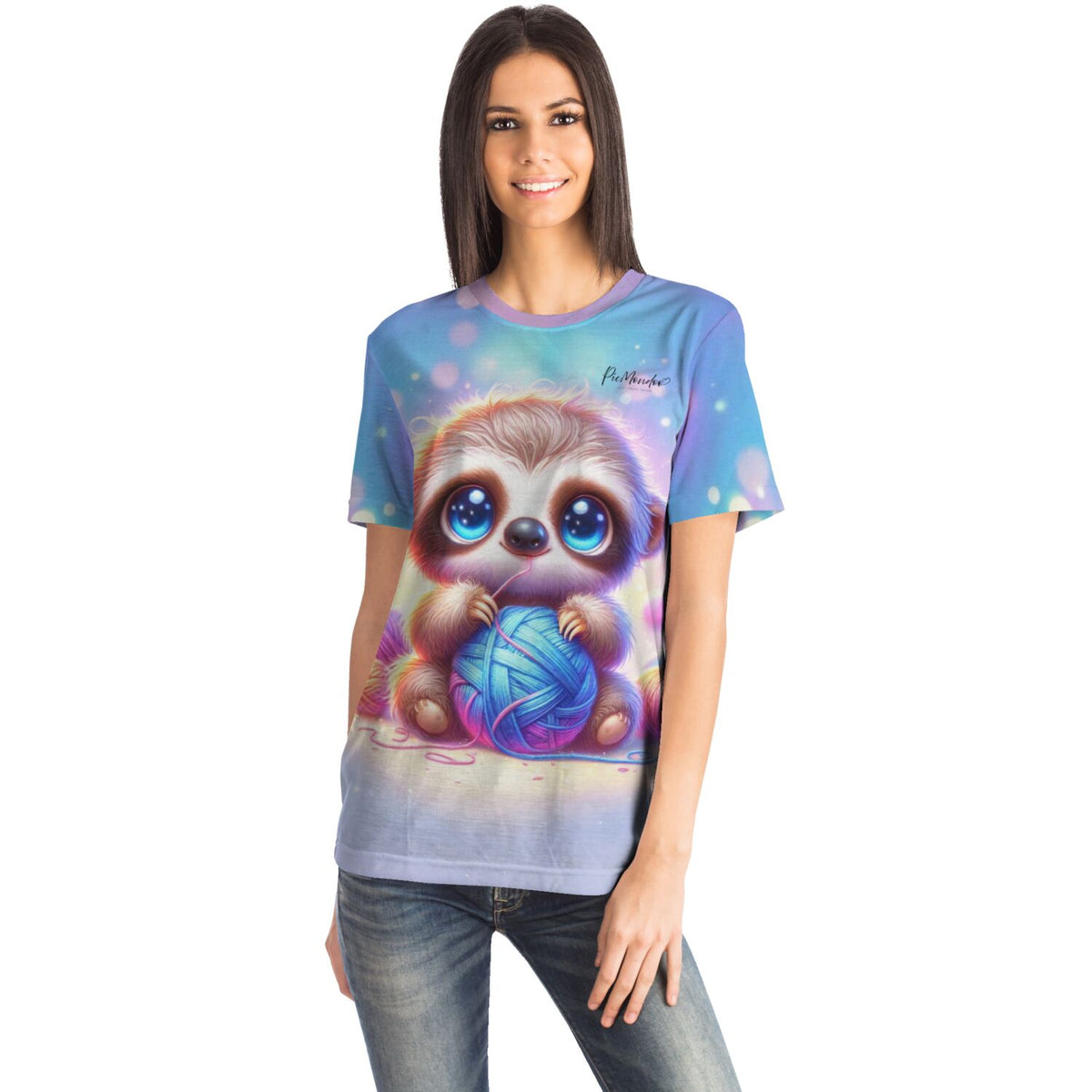 Frau trägt blaues T-Shirt mit süßem Faultier-Motiv im Stil unserer Diamond Painting und Malen nach Zahlen Designs