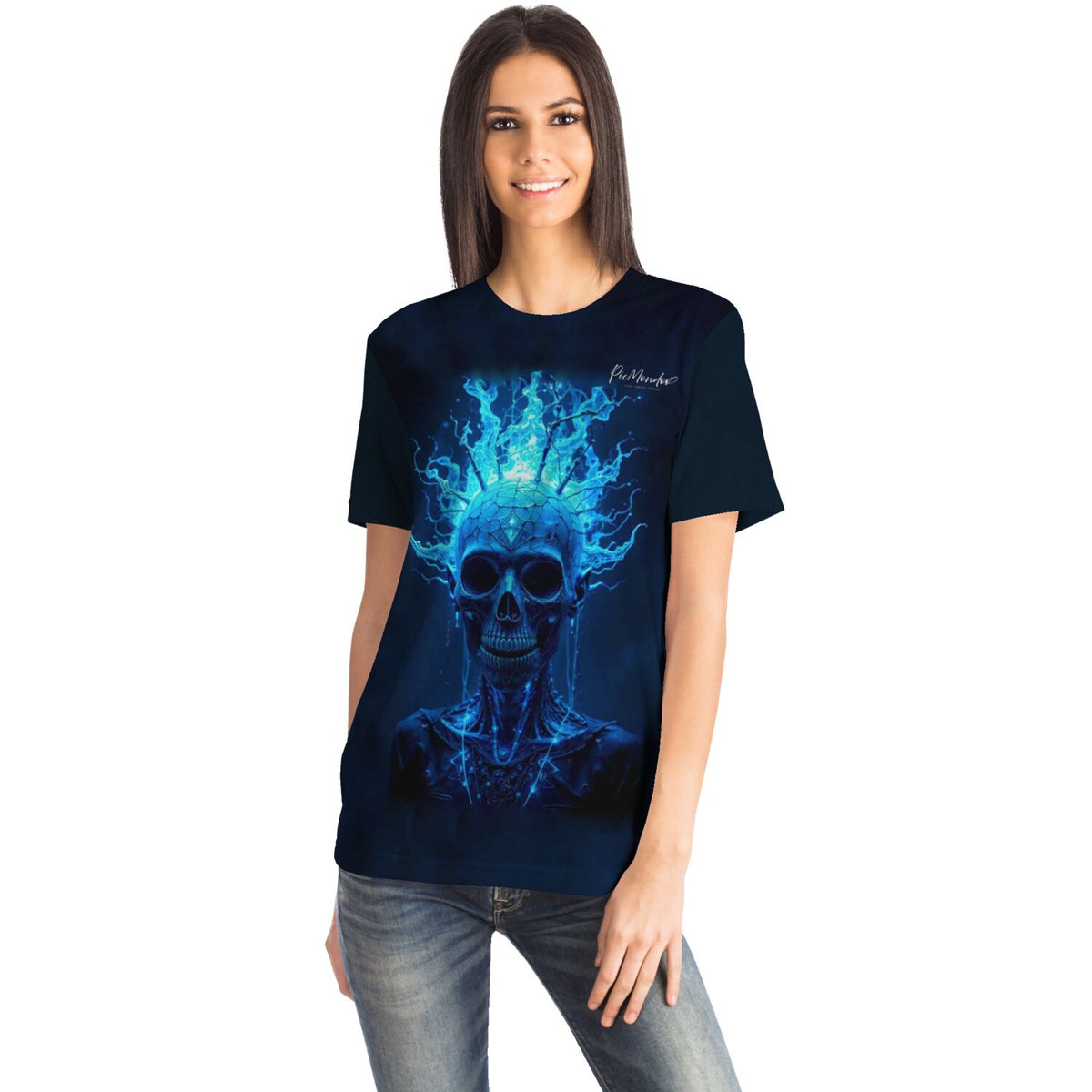 Frau trägt blaues T-Shirt mit leuchtendem Totenkopf-Motiv im Stil von Diamond Painting und Malen nach Zahlen Designs