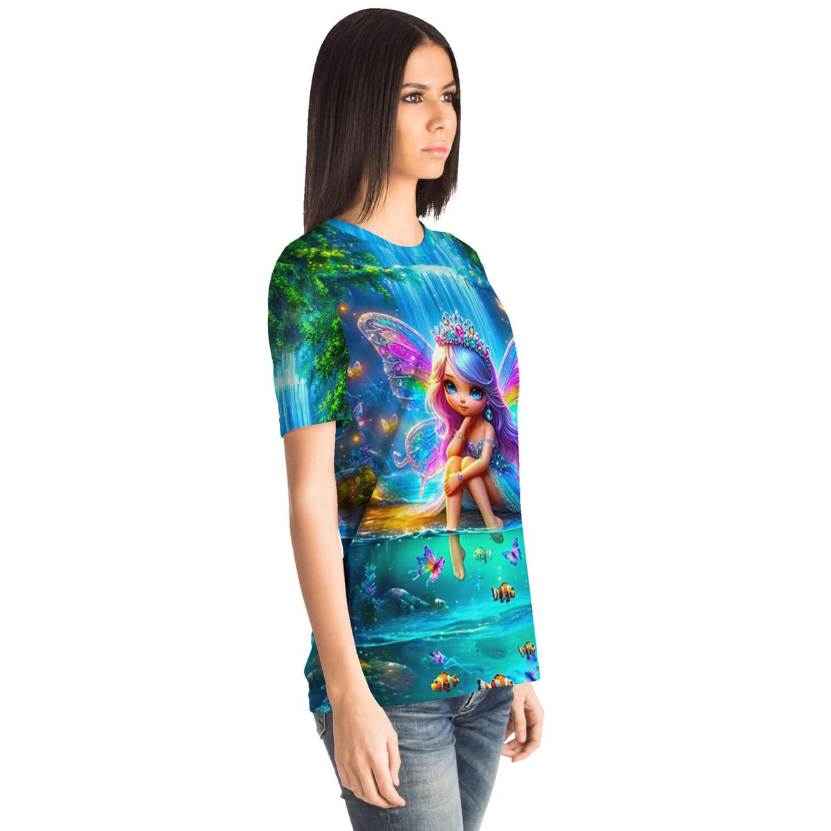 Frau trägt Dreamer T-Shirt mit buntem Elfenteich-Motiv, das an die magische Ästhetik von Diamond Painting erinnert.