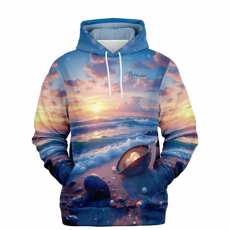 Dreamer Hoodie Strandliebe mit malerischem Strandmotiv bei Sonnenuntergang, Muscheln und Perlen im Allover-Print.