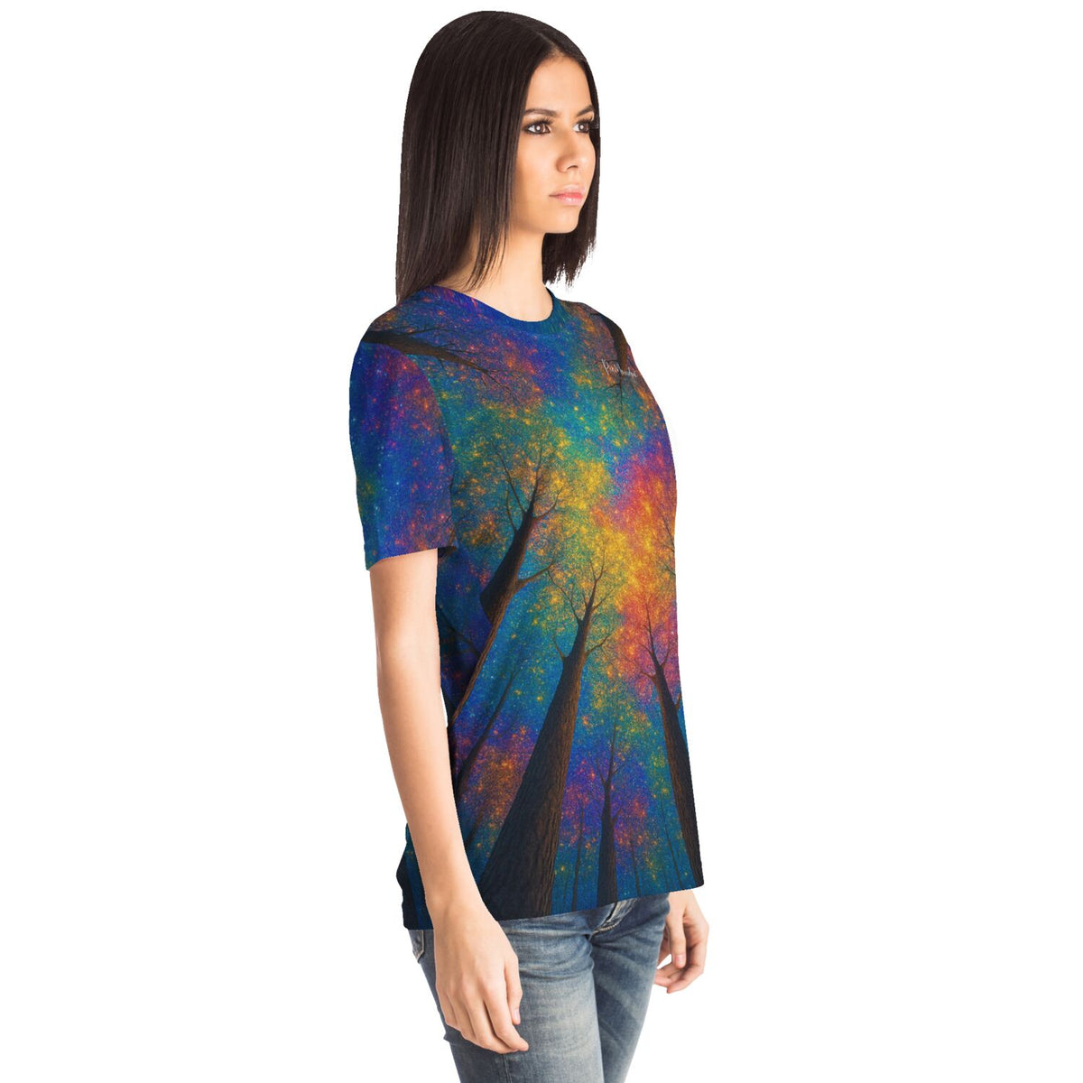Frau trägt Dreamer T-Shirt mit buntem Regenbogenwald-Motiv, inspiriert von Diamond Painting und Malen nach Zahlen Kunst.