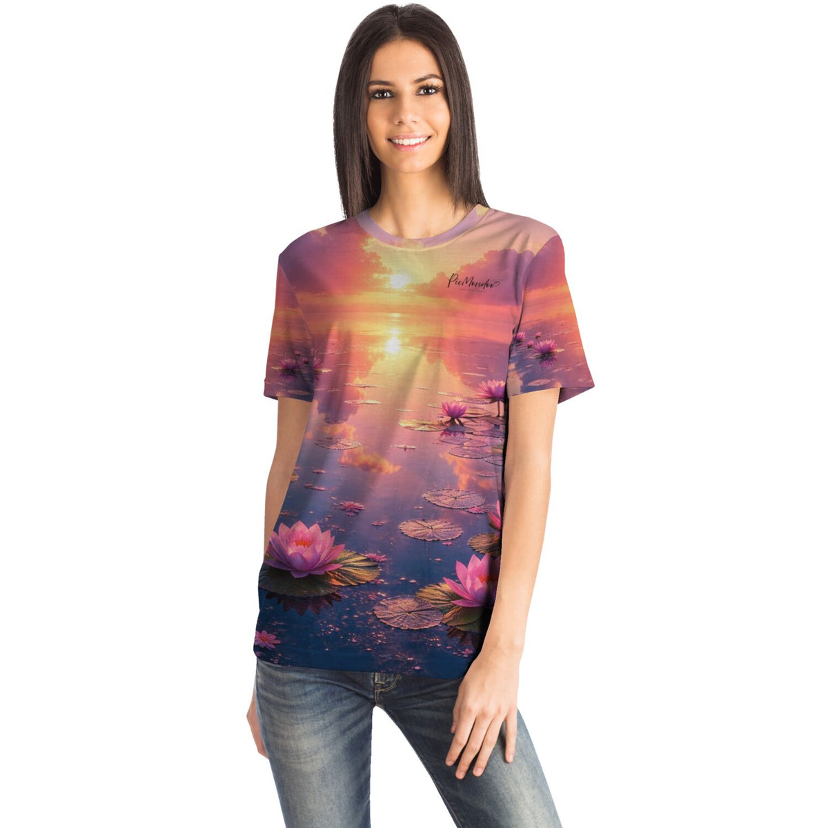 Frau trägt Dreamer T-Shirt mit Abenddämmerung und Lotusblüten im Stil unserer Malen nach Zahlen Motive