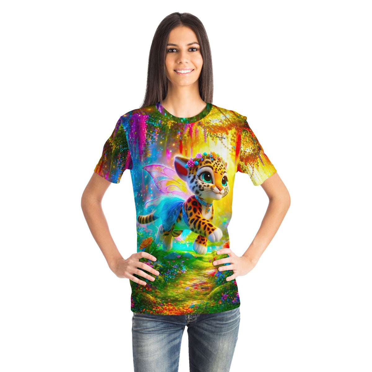 Frau trägt buntes T-Shirt mit Finja der kleinen Tigerfee Motiv, bekannt aus der Welt der Diamond Painting & Malen Sets
