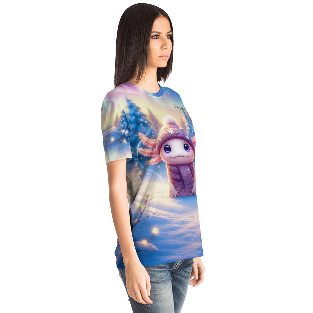 Frau trägt T-Shirt mit niedlichem Axolotl-Motiv in winterlicher Landschaft, passend zu Diamond Painting Design-Fanartikeln.