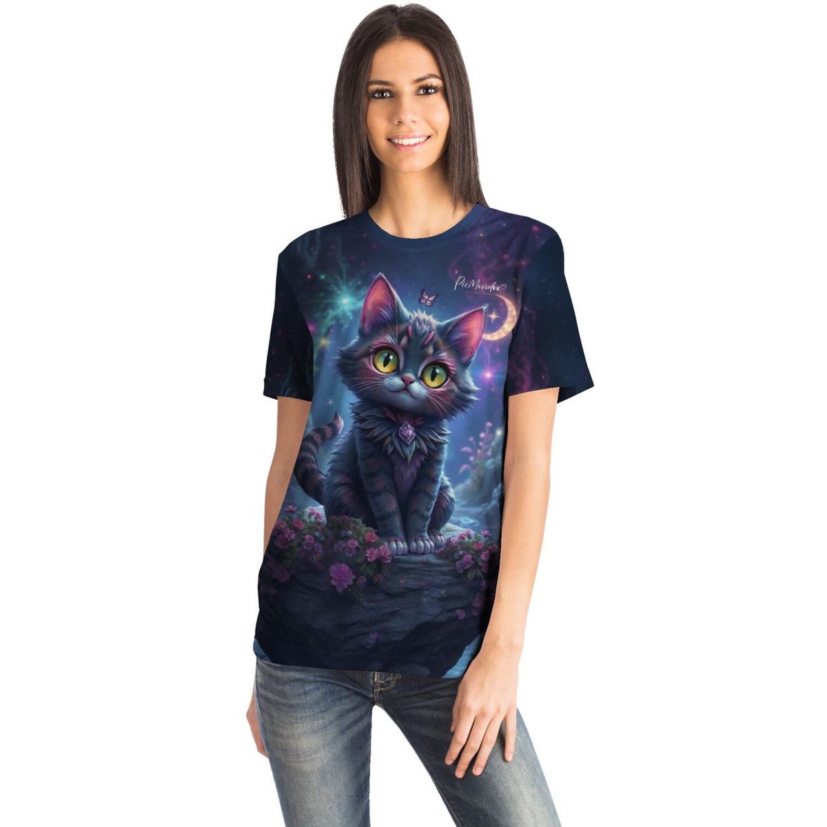 Frau trägt Dreamer T-Shirt mit Night Cat Motiv im Stil beliebter Diamond Painting und Malen nach Zahlen Kunstwerke