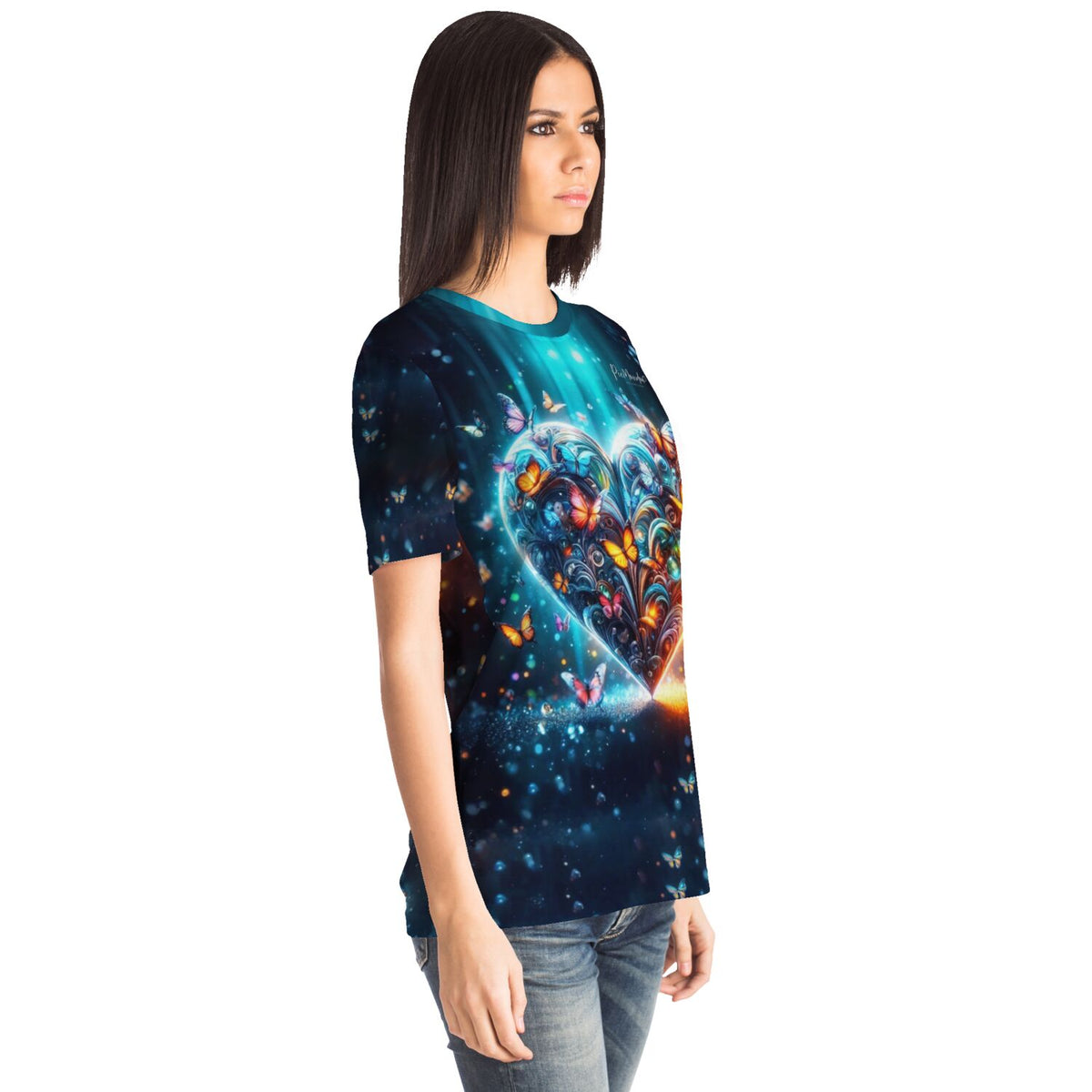 Frau trägt ein T-Shirt mit farbenfrohem Schmetterlingsherz-Motiv im Stil von Diamond Painting und Malen nach Zahlen Kunst