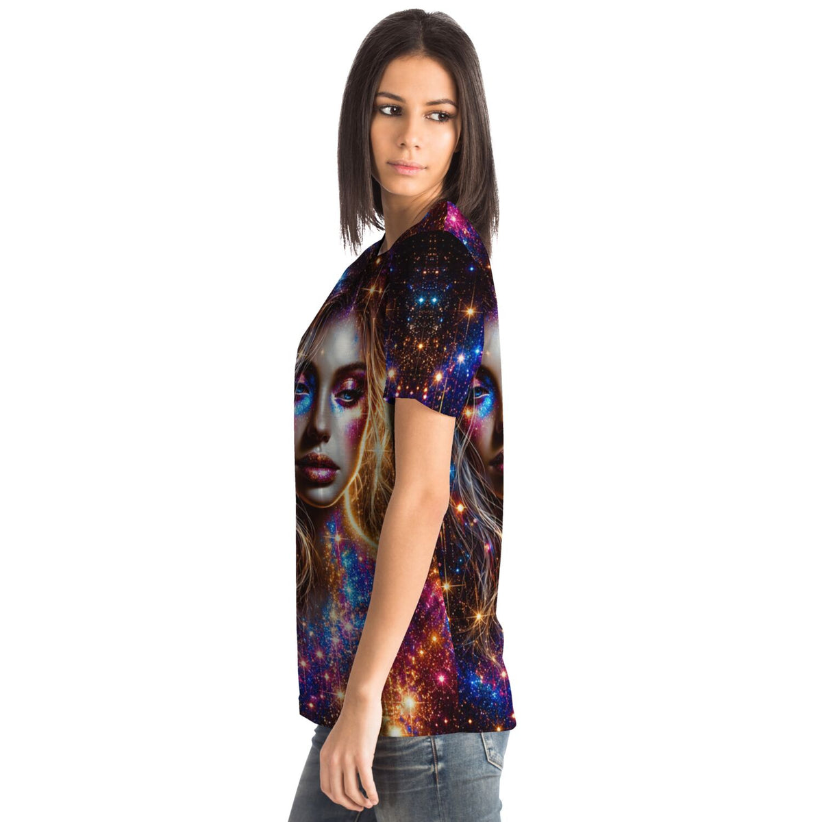Frau trägt Dreamer T-Shirt mit mystischem Galaxie-Motiv und glitzerndem Diamond Painting Style Druck