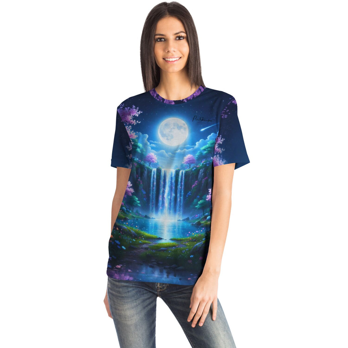 Frau trägt Dreamer T-Shirt mit Tal der flüsternden Wasser Motiv, inspiriert von Diamond Painting und Malen nach Zahlen Stil
