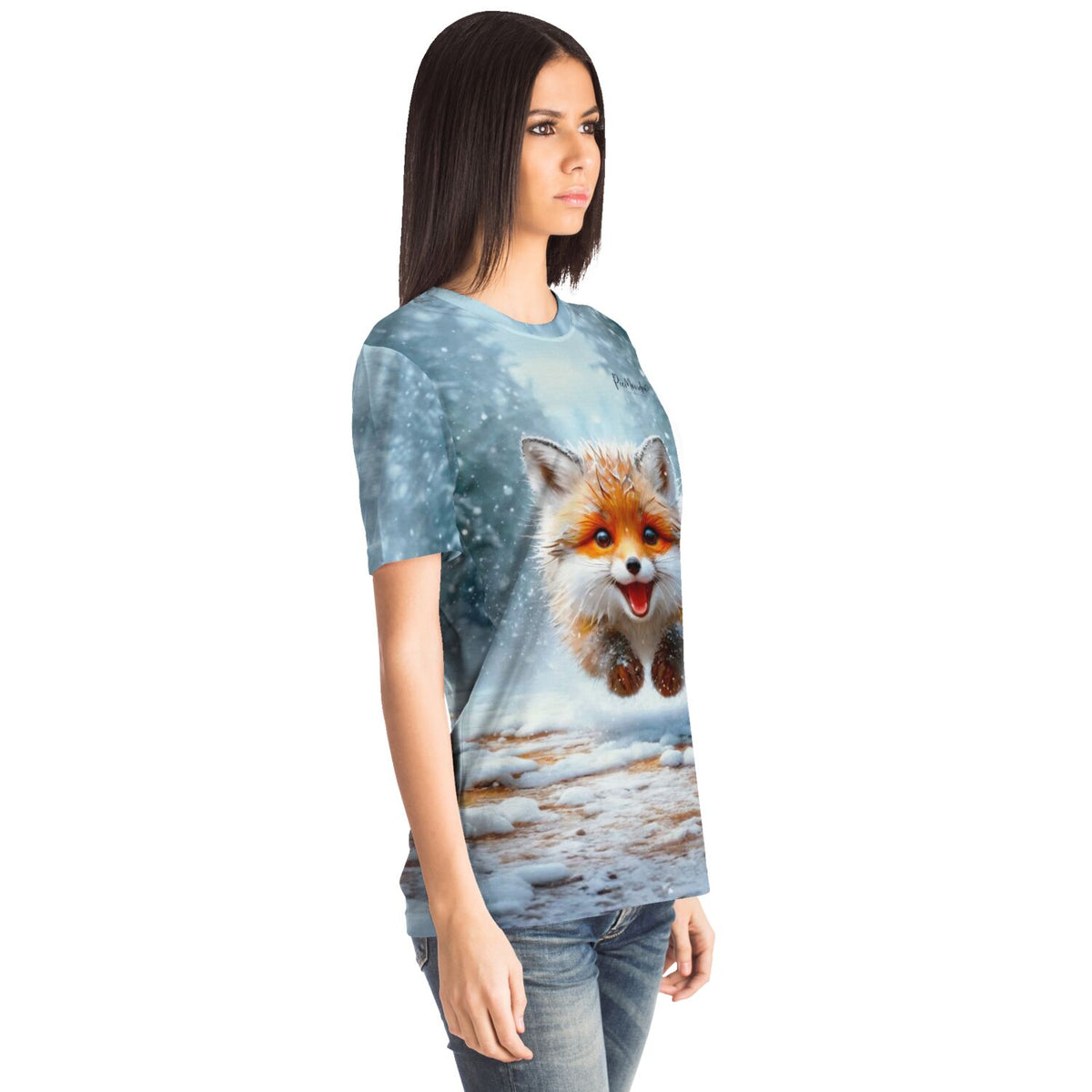 Frau trägt Dreamer T-Shirt mit springendem Fuchs im Winterwald, inspiriert von Diamond Painting und Malen nach Zahlen