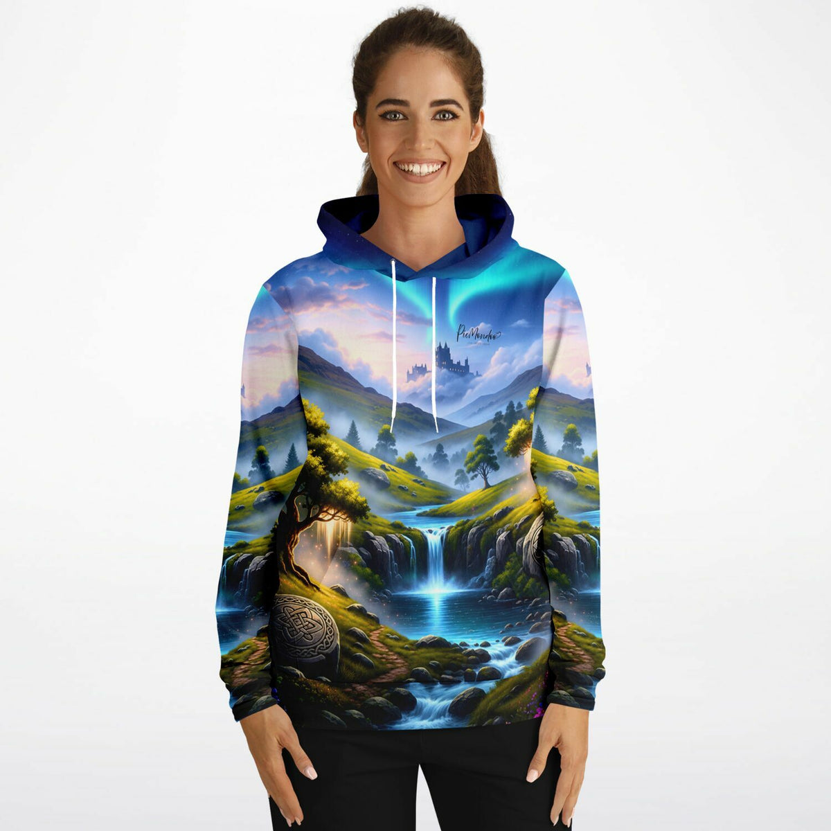 Frau trägt Dreamer Hoodie Tal der Erinnerung mit magischer Landschaft, perfekt für Fans von Diamond Painting und Kunst.