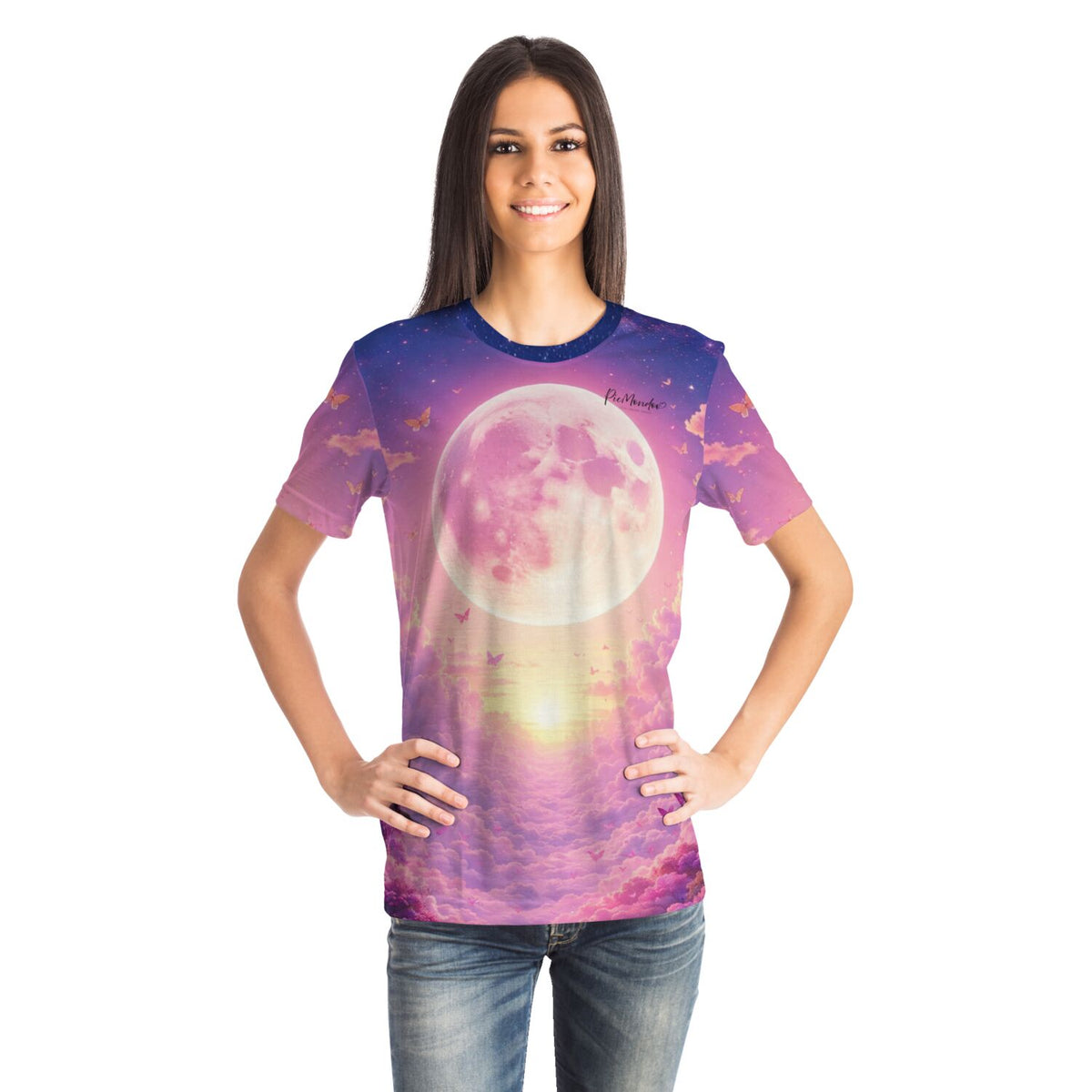Frau trägt Dreamer T-Shirt mit Wolkenreich Mond Motiv im Stil von Diamond Painting Kunst und Malen nach Zahlen