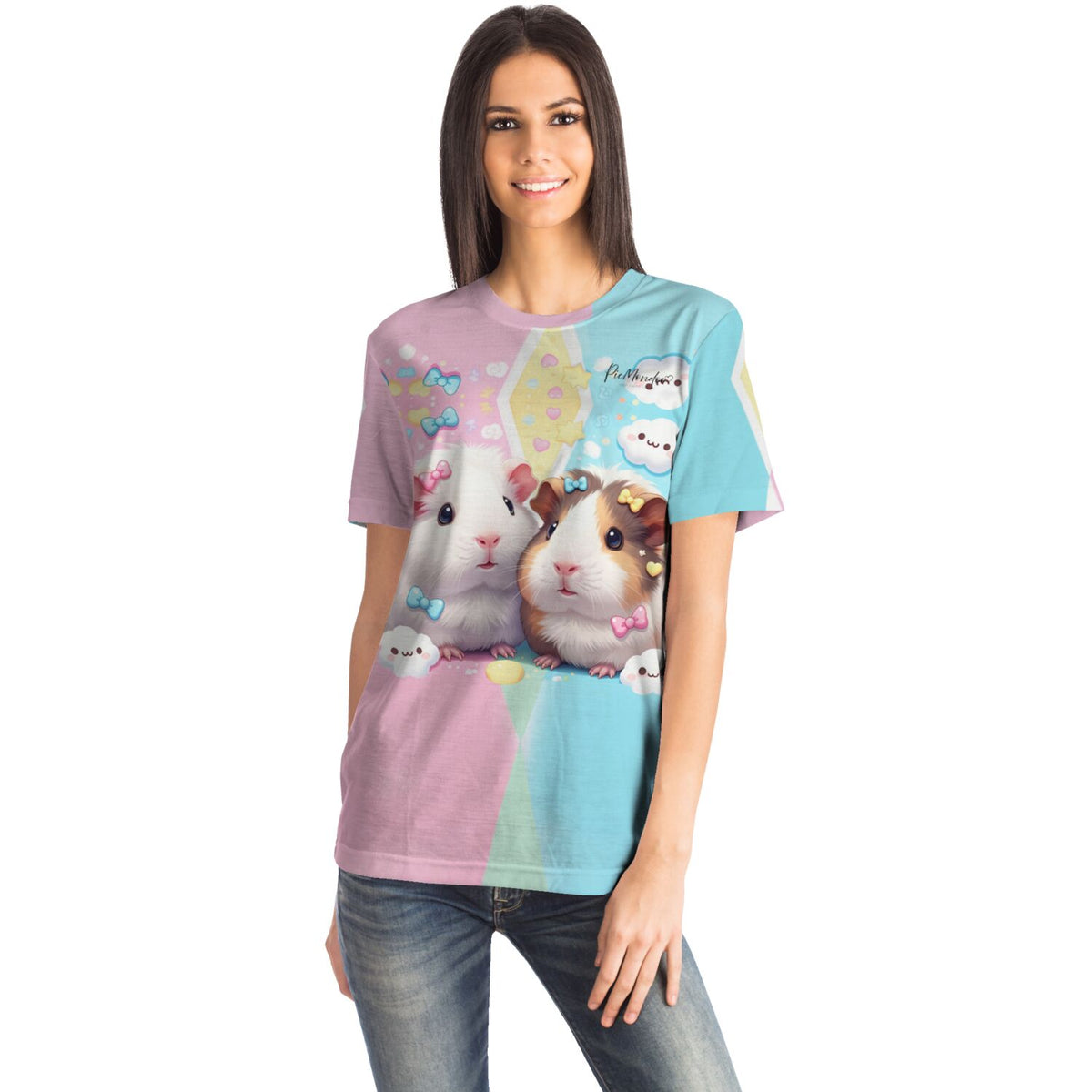Frau trägt Dreamer T-Shirt mit niedlichem Meerschweinchen-Motiv Maggie und Moritz im Picmondoo-Stil, ideal für Fans.