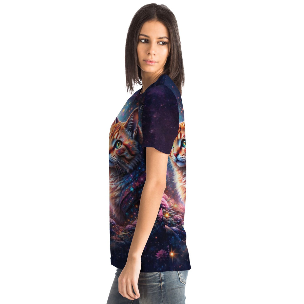 Frau trägt Dreamer T-Shirt mit Sternenpfote Katzenmotiv, das an bunte Diamond Painting und Malen nach Zahlen Kunst erinnert