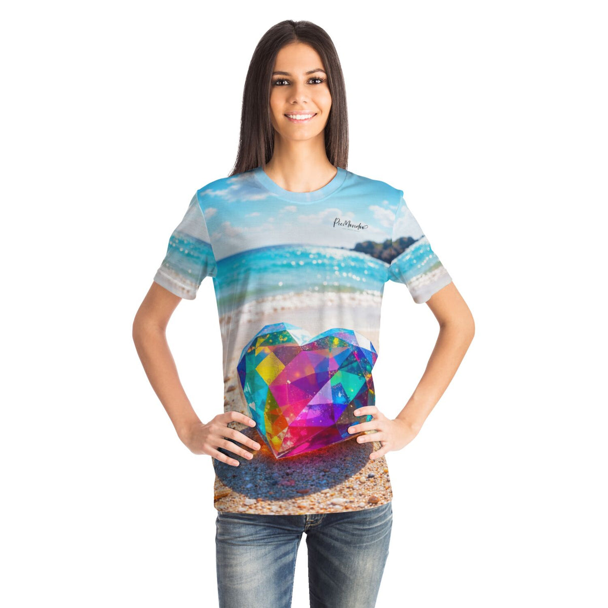Frau trägt Diamond Painting T-Shirt mit buntem Kristallherz-Motiv am Strand, passend zum Diamond Painting Hobby