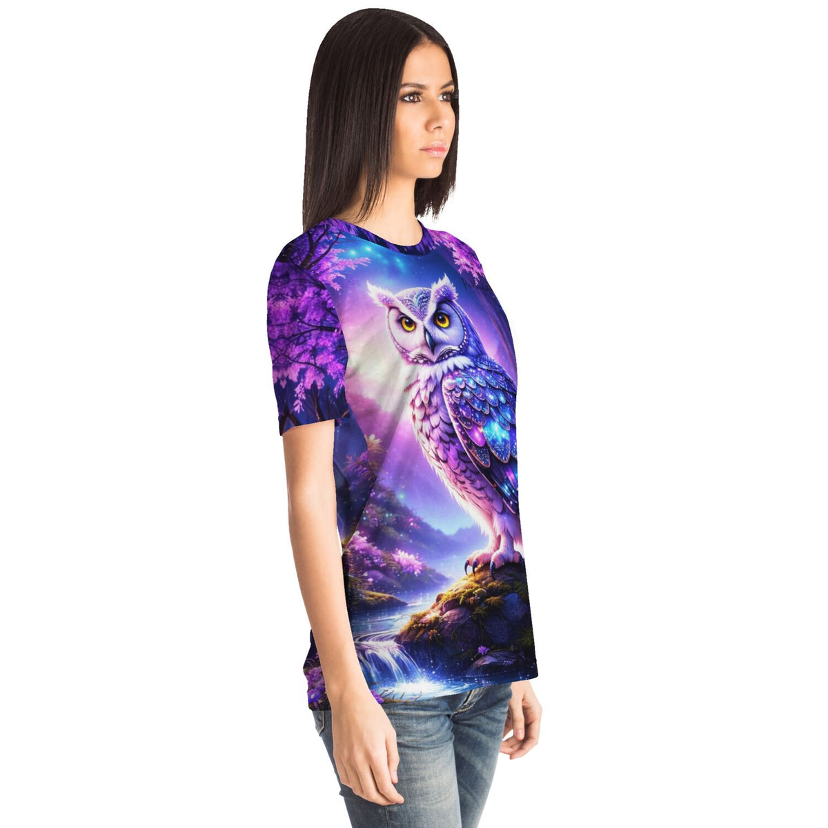 Frau trägt ein T-Shirt mit mystischem Eulen-Motiv im Stil von Diamond Painting Kunst und Malen nach Zahlen Designs