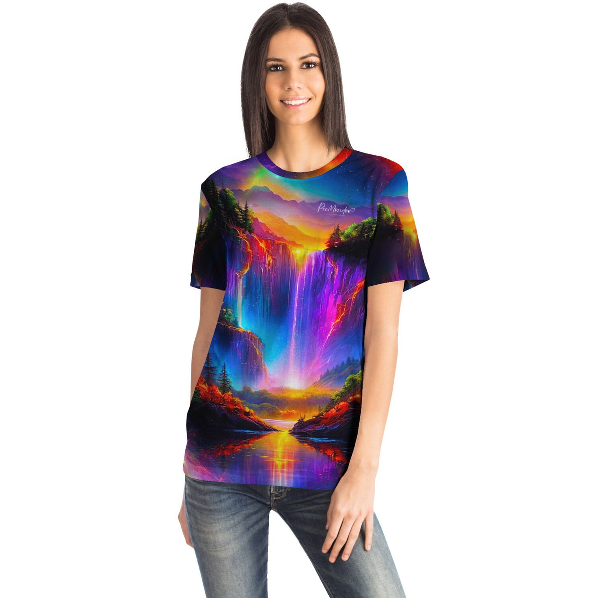 Frau trägt bunte Dreamer T-Shirt mit leuchtendem Wasserfall-Motiv im Stil von Diamond Painting und Malen nach Zahlen Kunst